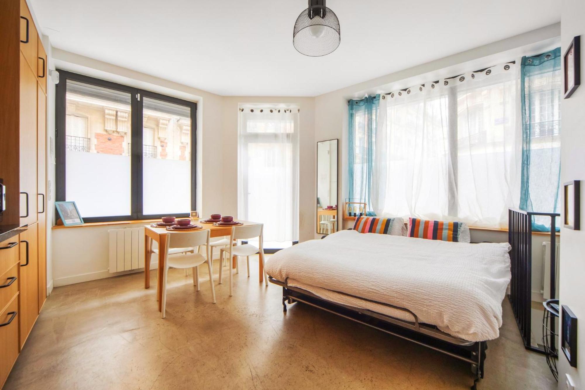 Large Flat Very Close To Montmartre Appartamento