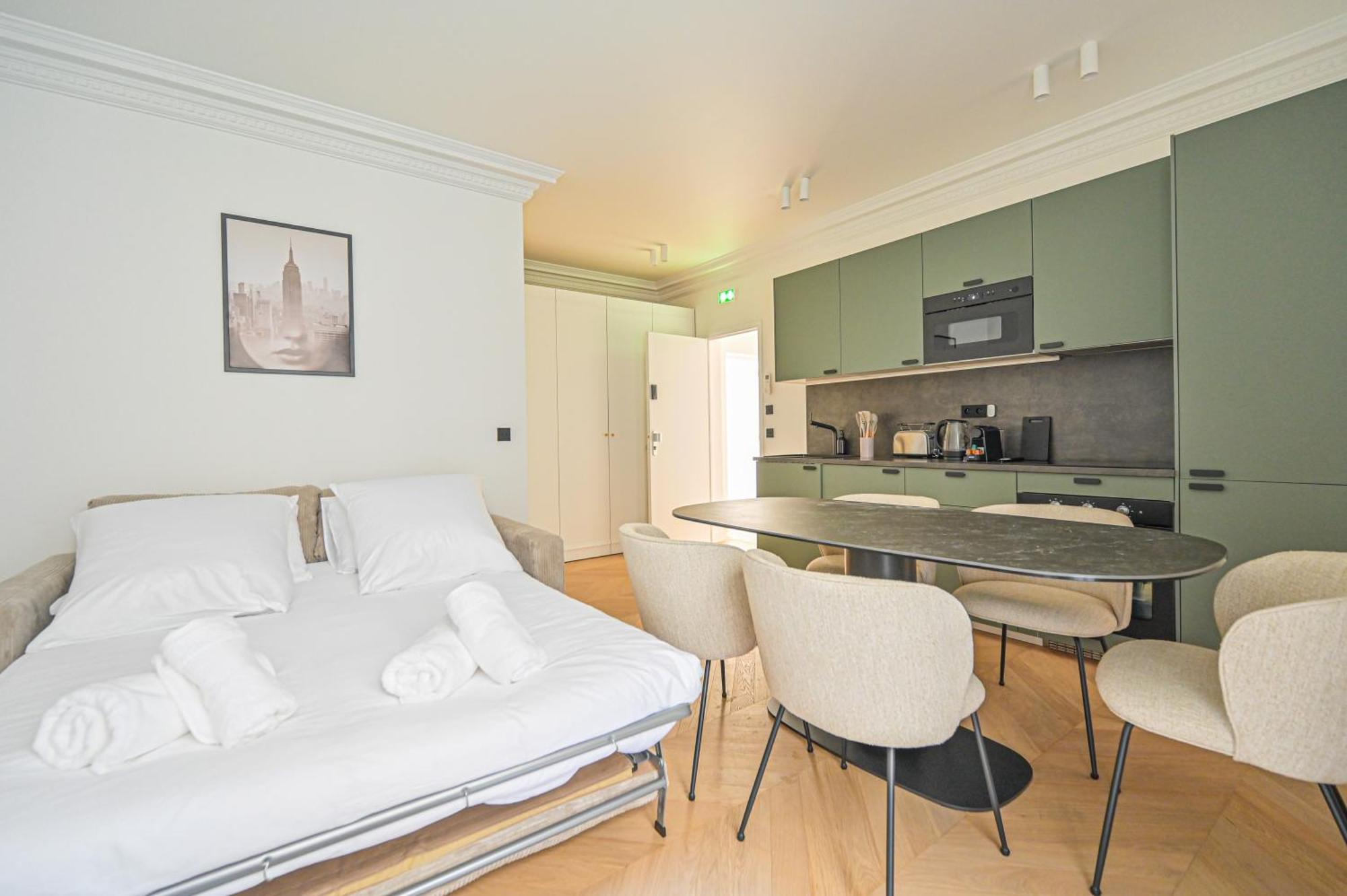 Sumptuous & Serene Parisian Flat Parigi
