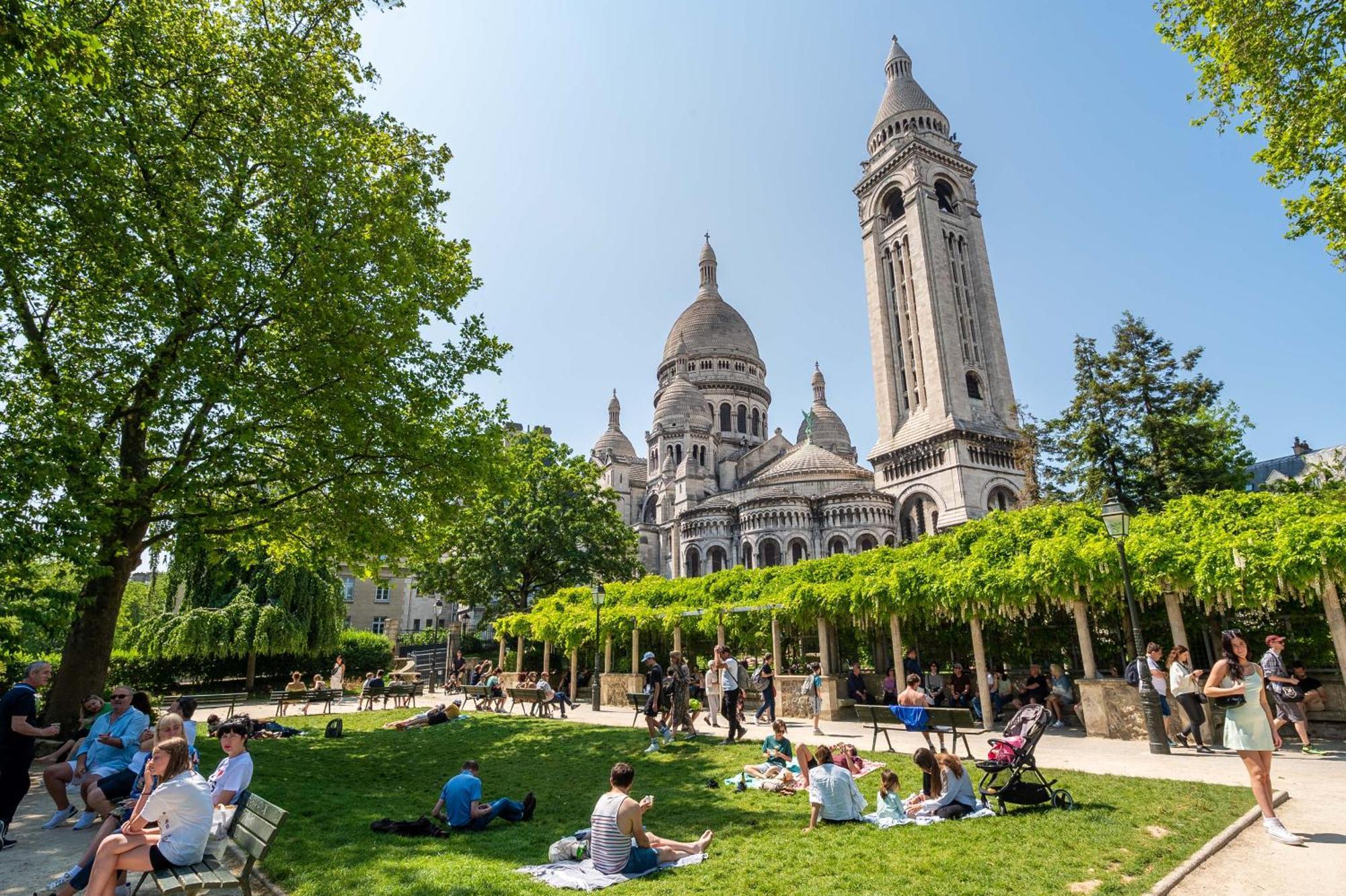 Apartment In Front Of The Sacre Coeur - 2 Bedrooms With Elevator Paris