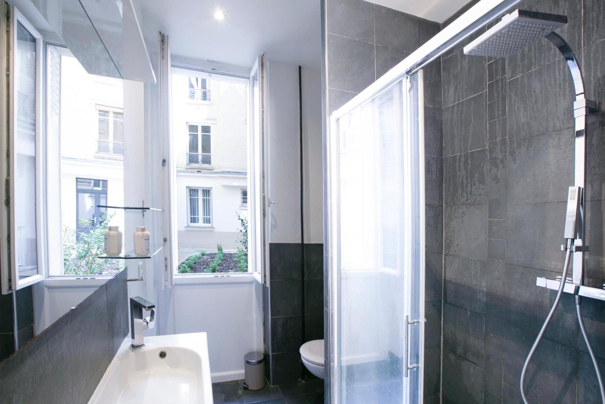 Warm 2 Bedrooms - C38 * Parigi