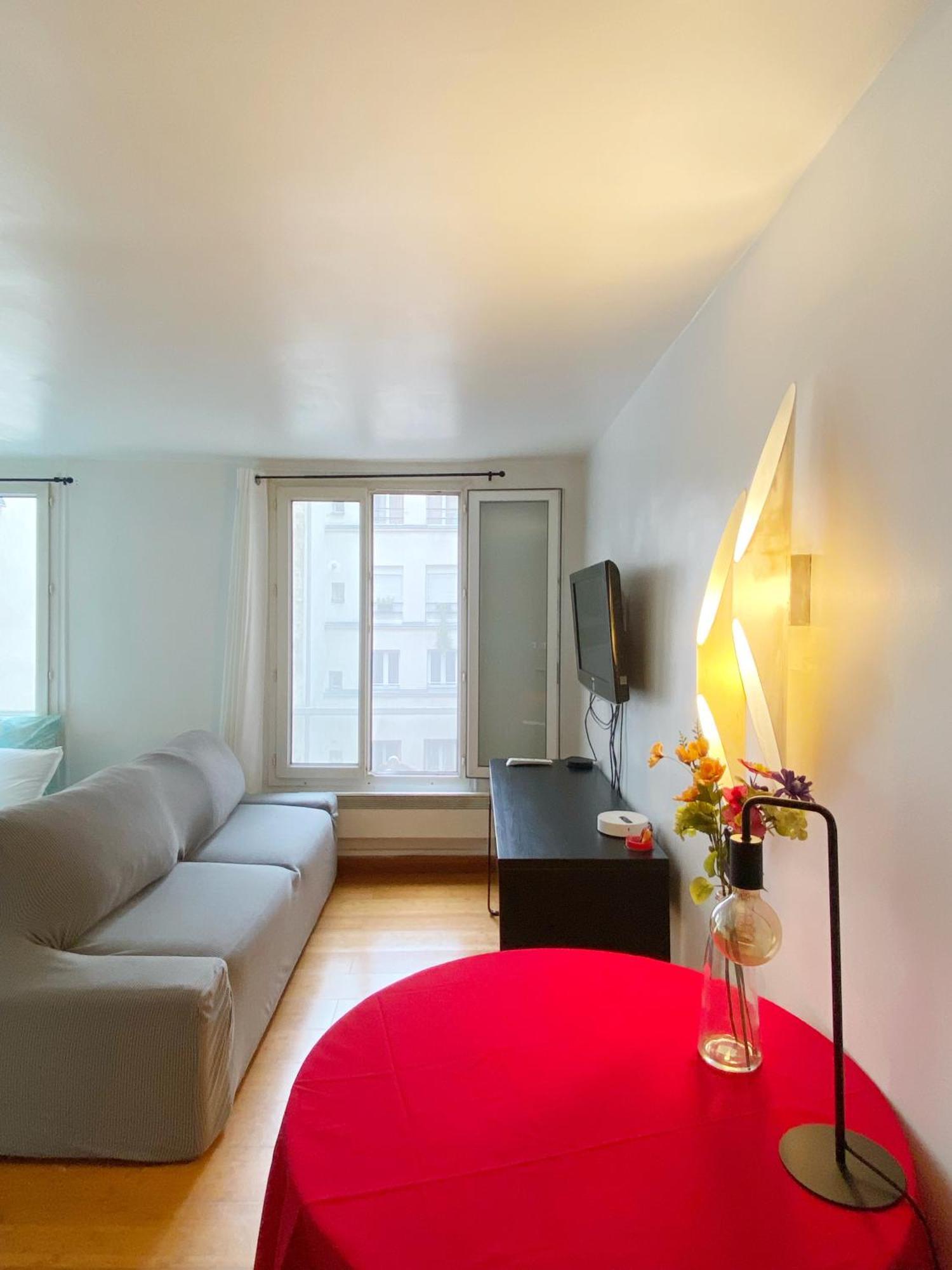 Poetic - Cozy In 2nd Apartment Paris