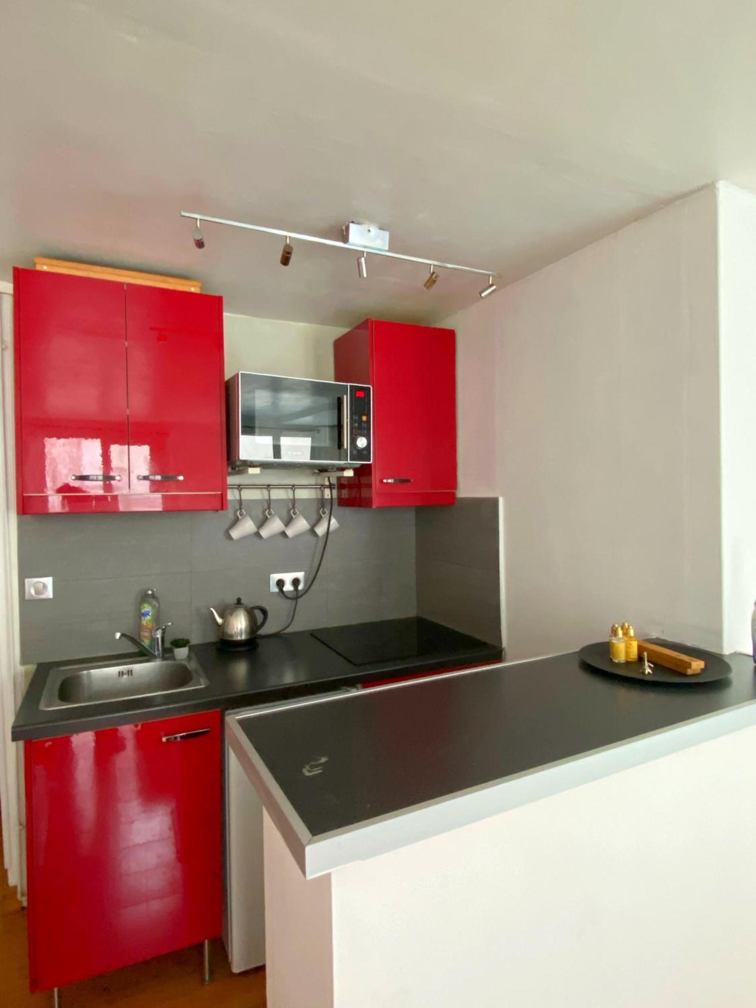 Poetic - Cozy In 2nd Apartment *