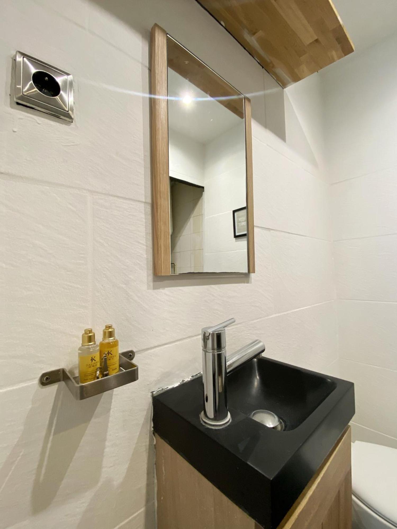 Poetic - Cozy In 2nd Apartment *