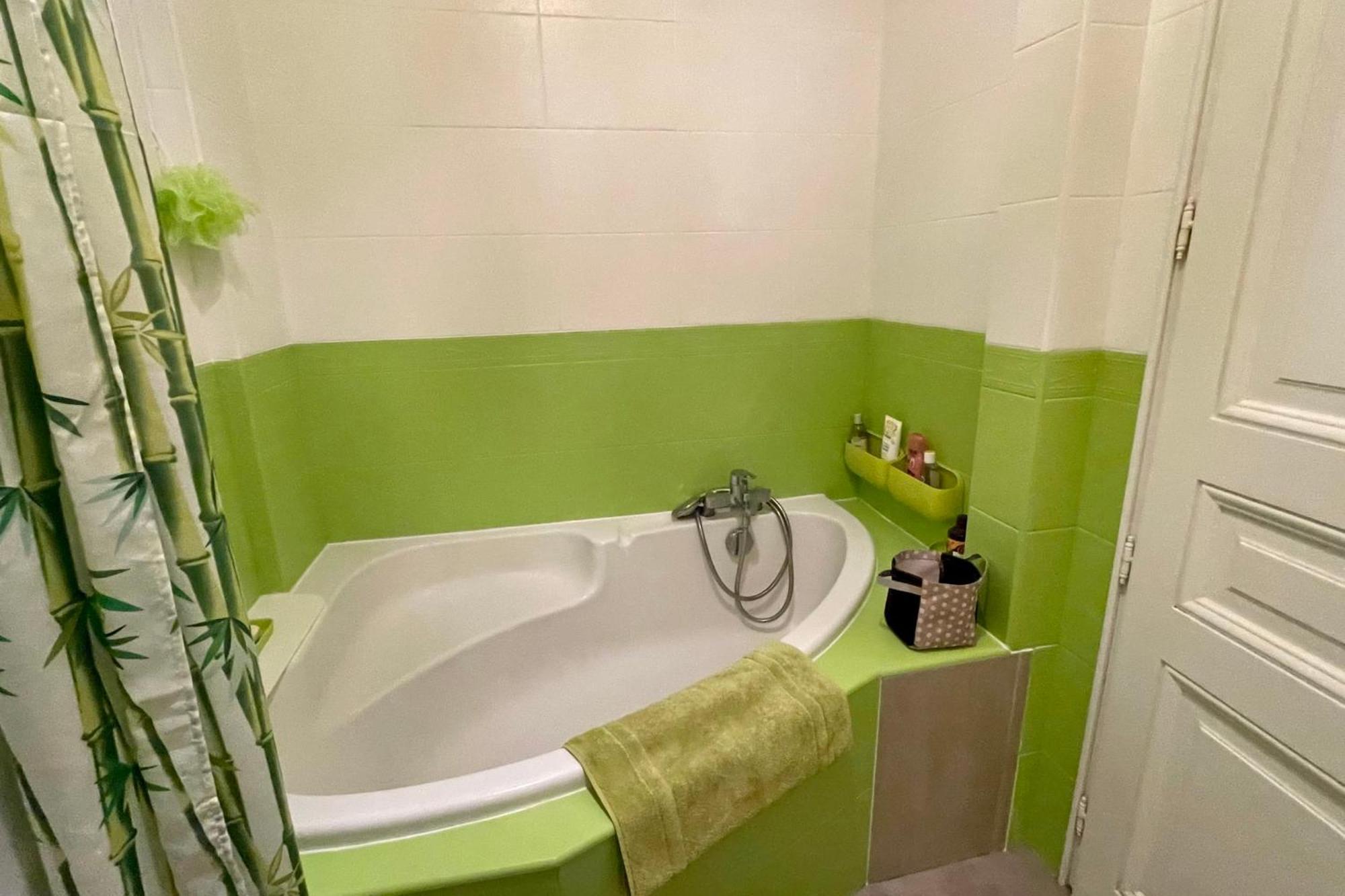Spacious Family Nest Facing Square Des Epinette Apartment *