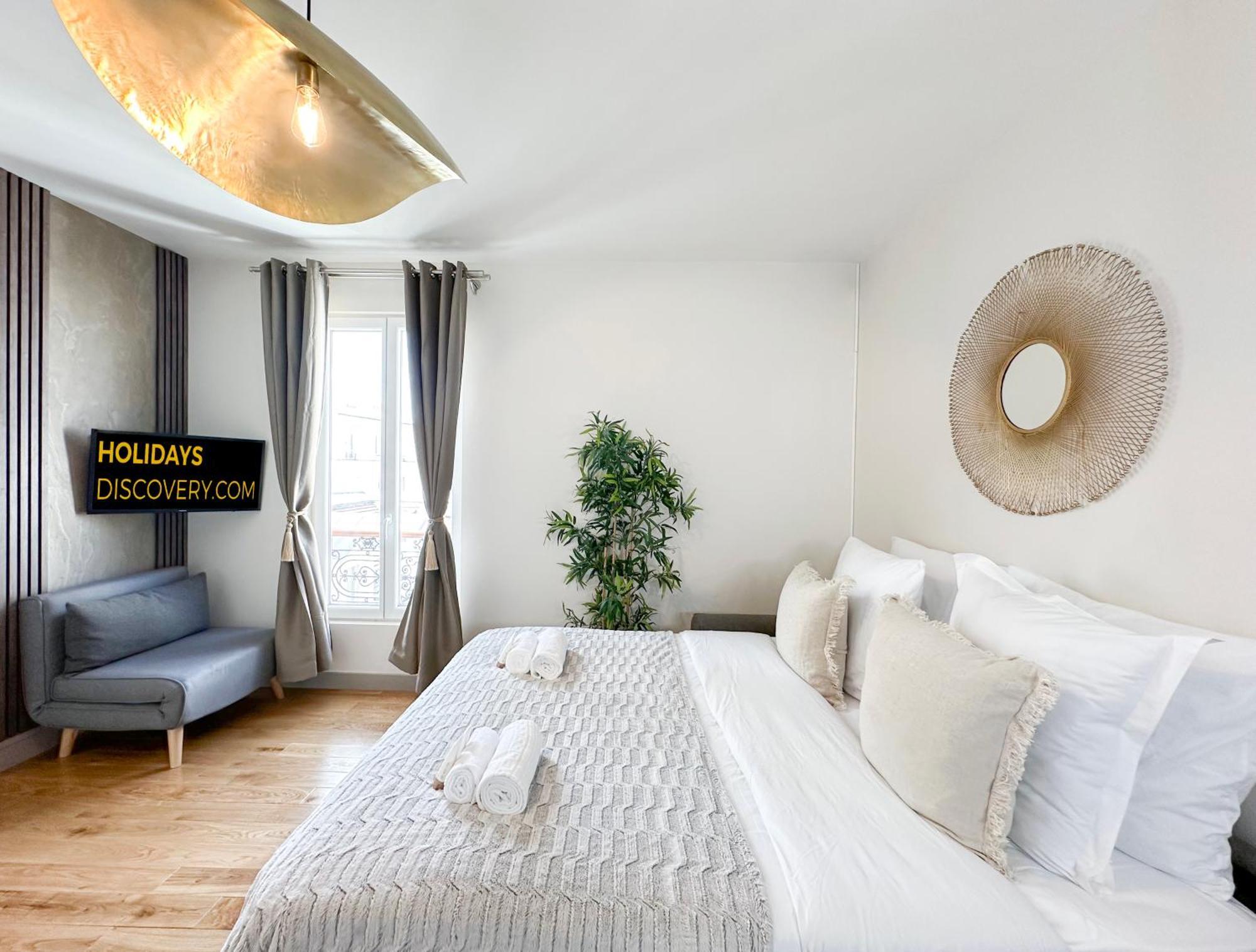 - Buttes Chaumont's Park -entire Flats Paris