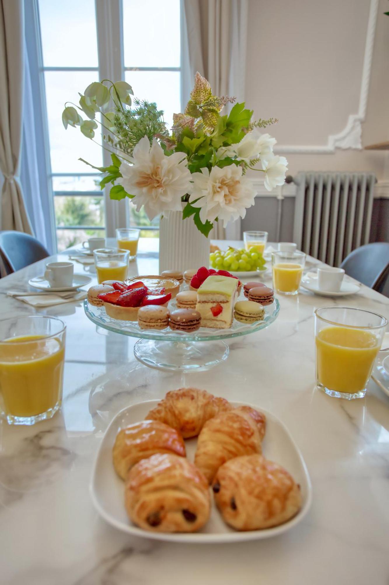 Parisian Gem: Heart Of The Latin Quarter- 2br Lift Apartment