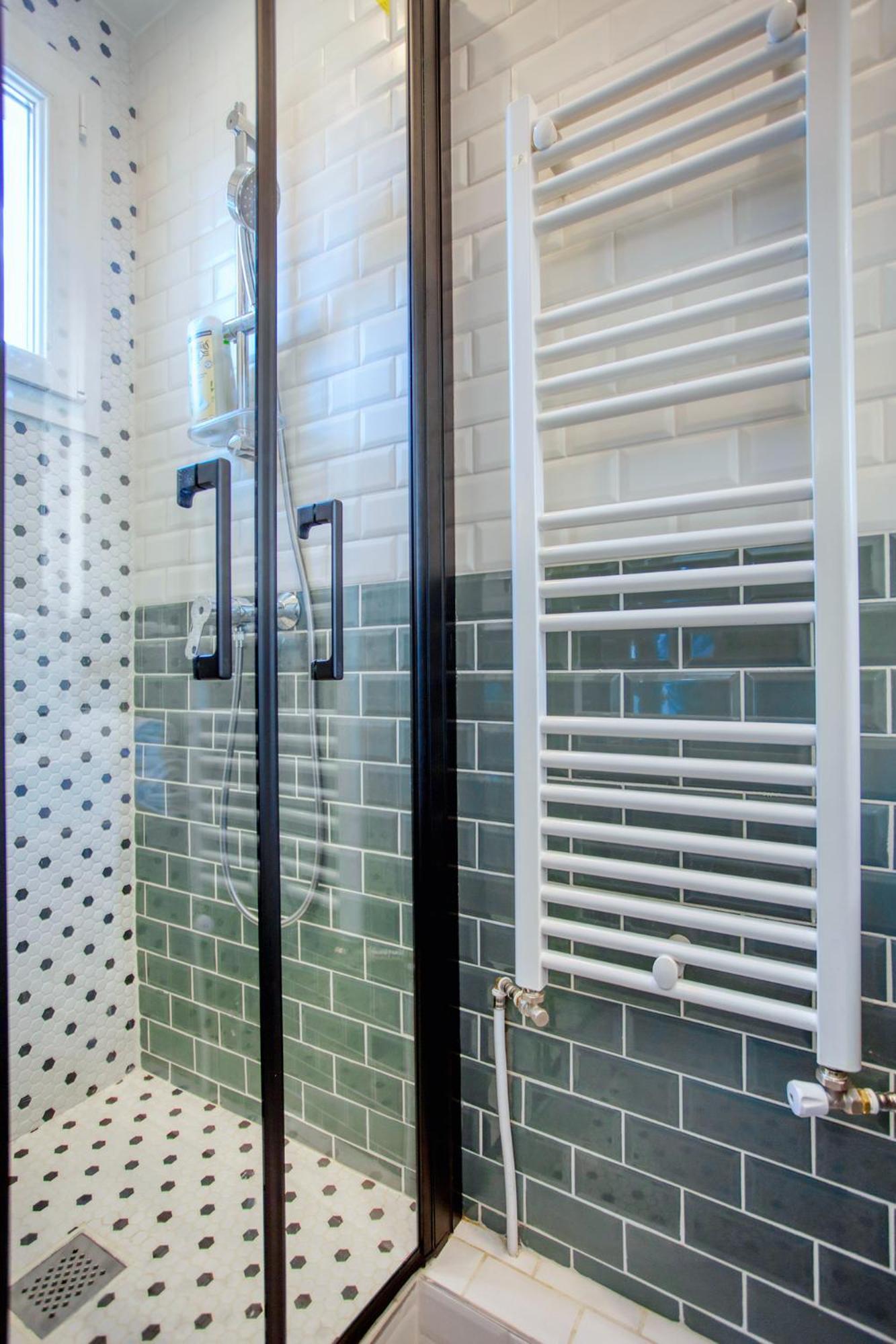 Parisian Gem: Heart Of The Latin Quarter- 2br Lift Apartment