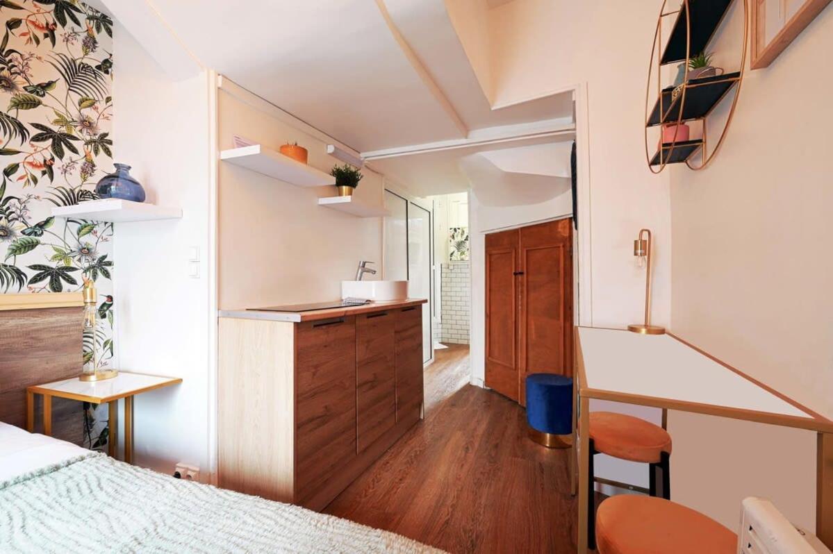Updated In The Heart Of The Bustling Le Marais District Appartamento