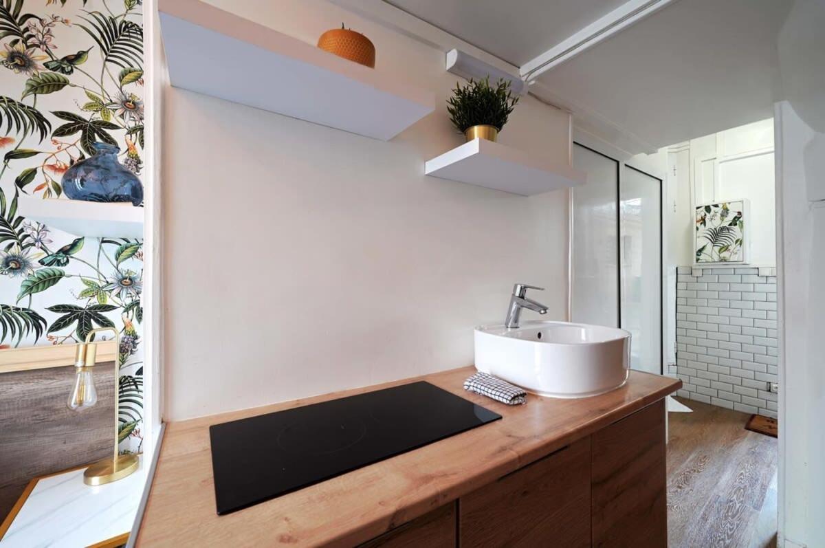 Updated In The Heart Of The Bustling Le Marais District Appartamento