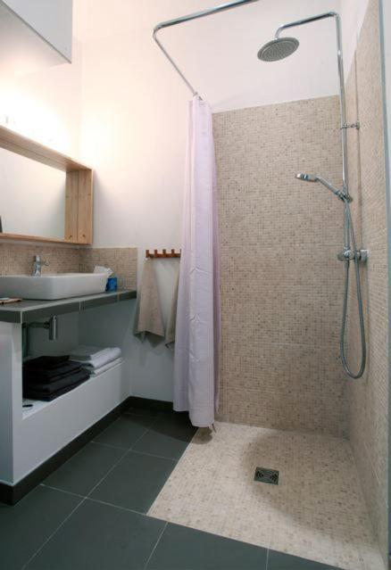 Bed & Breakfast La Cour Du 5eme - D'hotes Paris