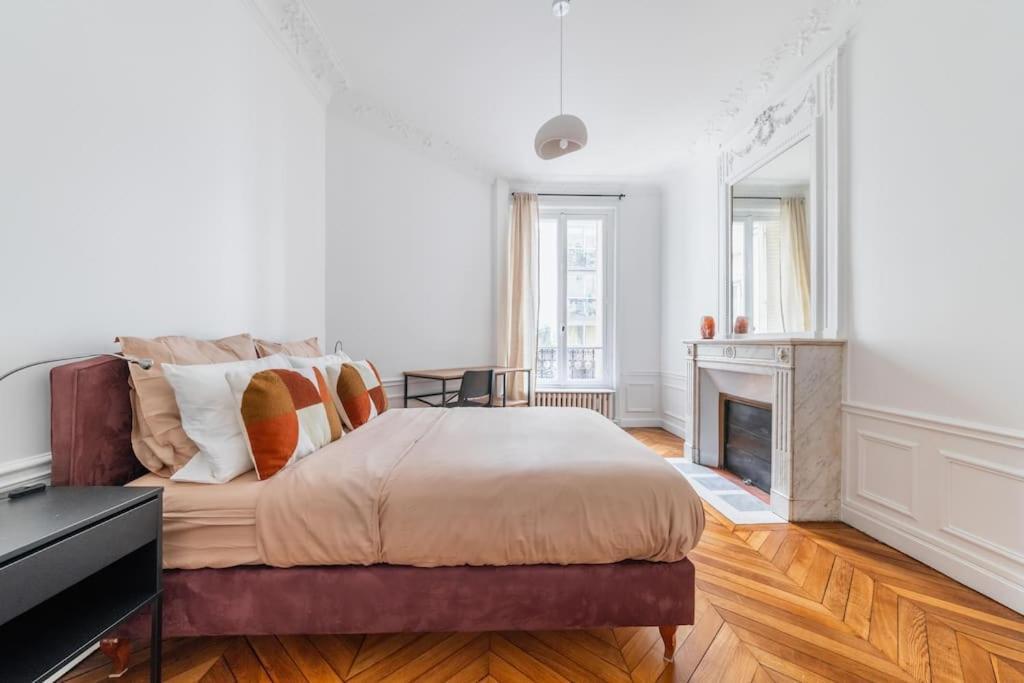 Haussmannian Apartment, Near Champs-elysees Parigi