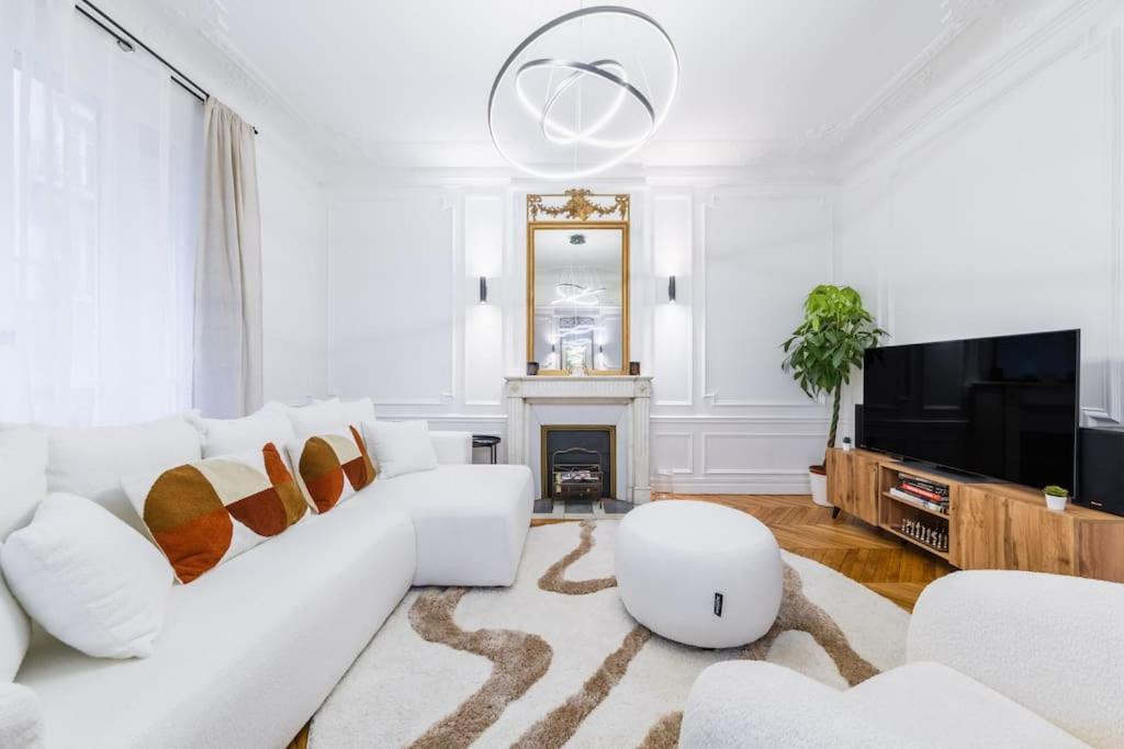Haussmannian Apartment, Near Champs-elysees Parigi