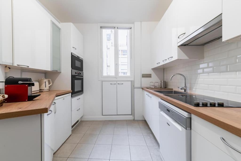 Haussmannian Apartment, Near Champs-elysees Parigi