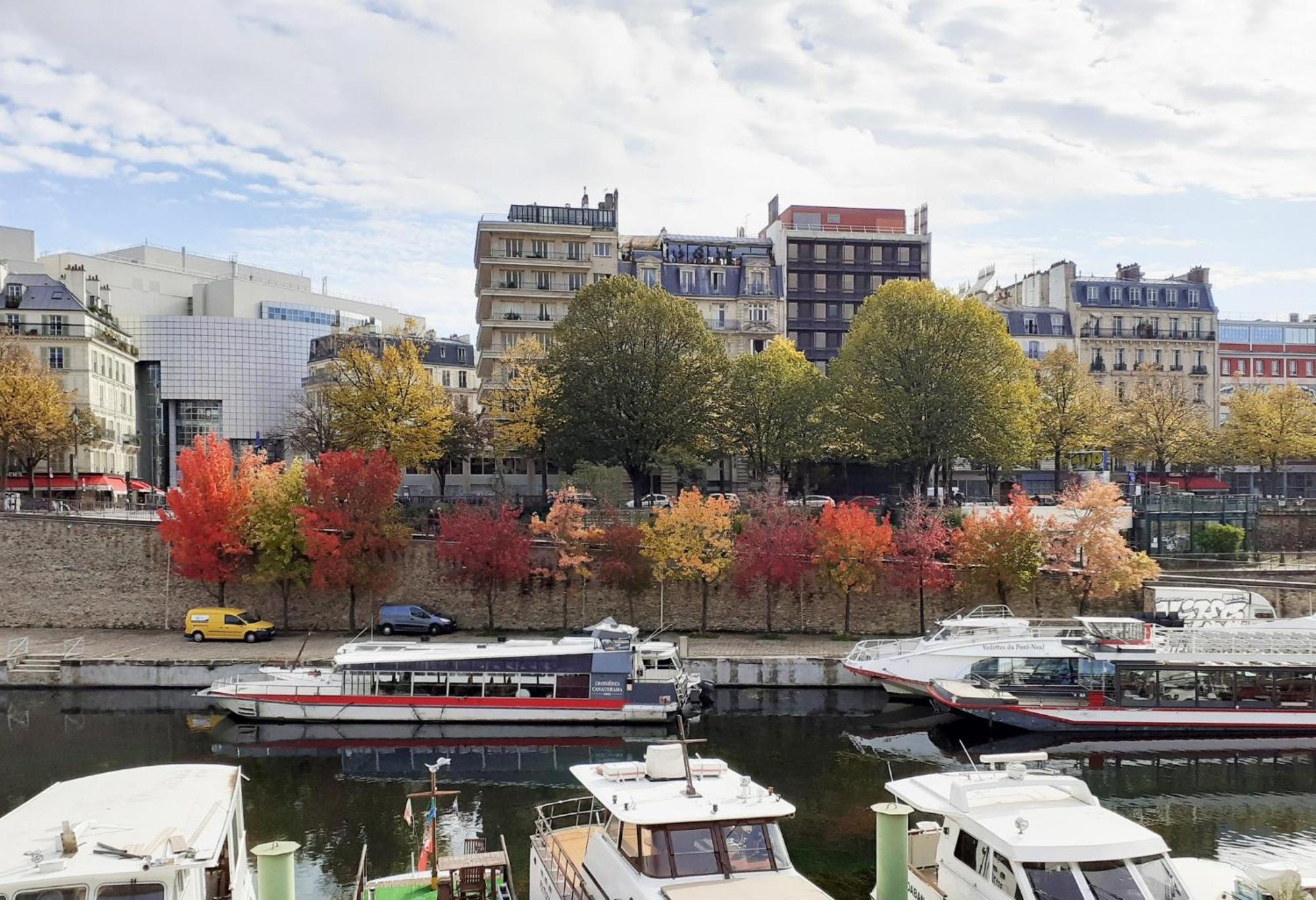 Proche De La Seine Paris