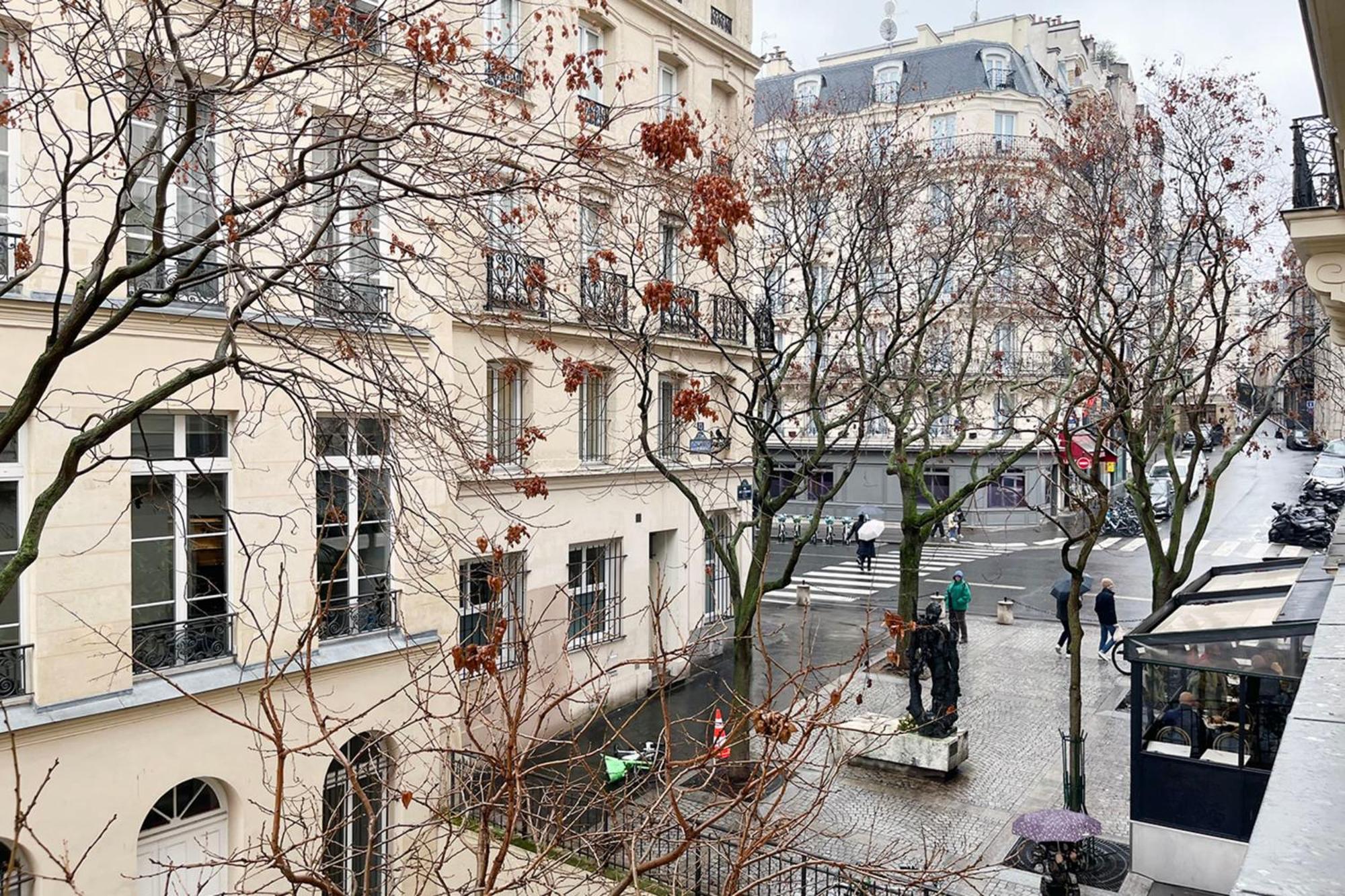 Bright And Luxurious In The Heart Of Parigi