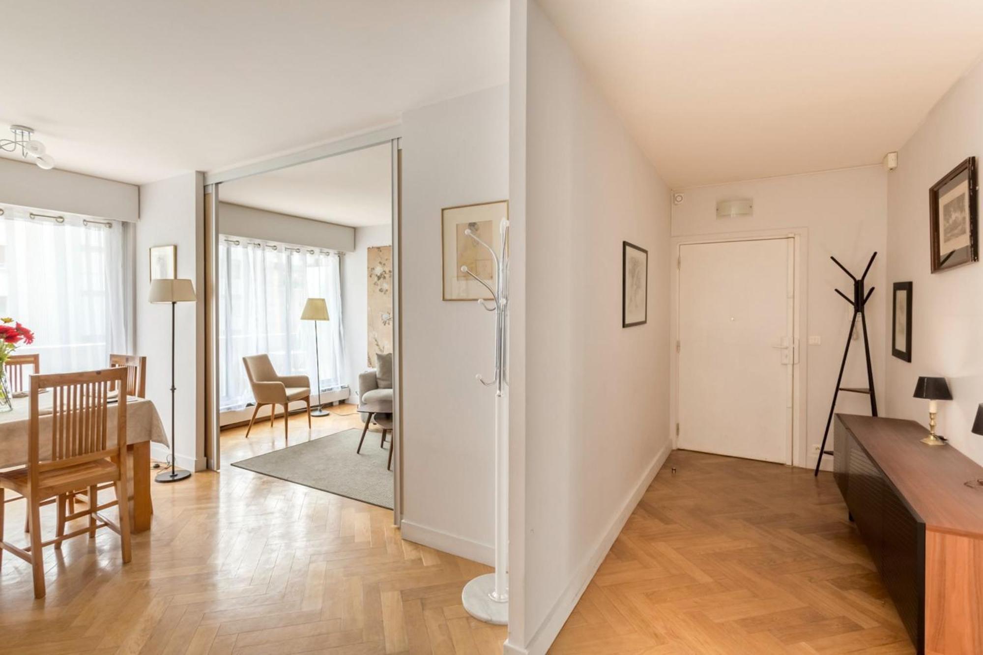 Eiffel Tower - 2br With Balcony - Cityapartmentstay Appartamento