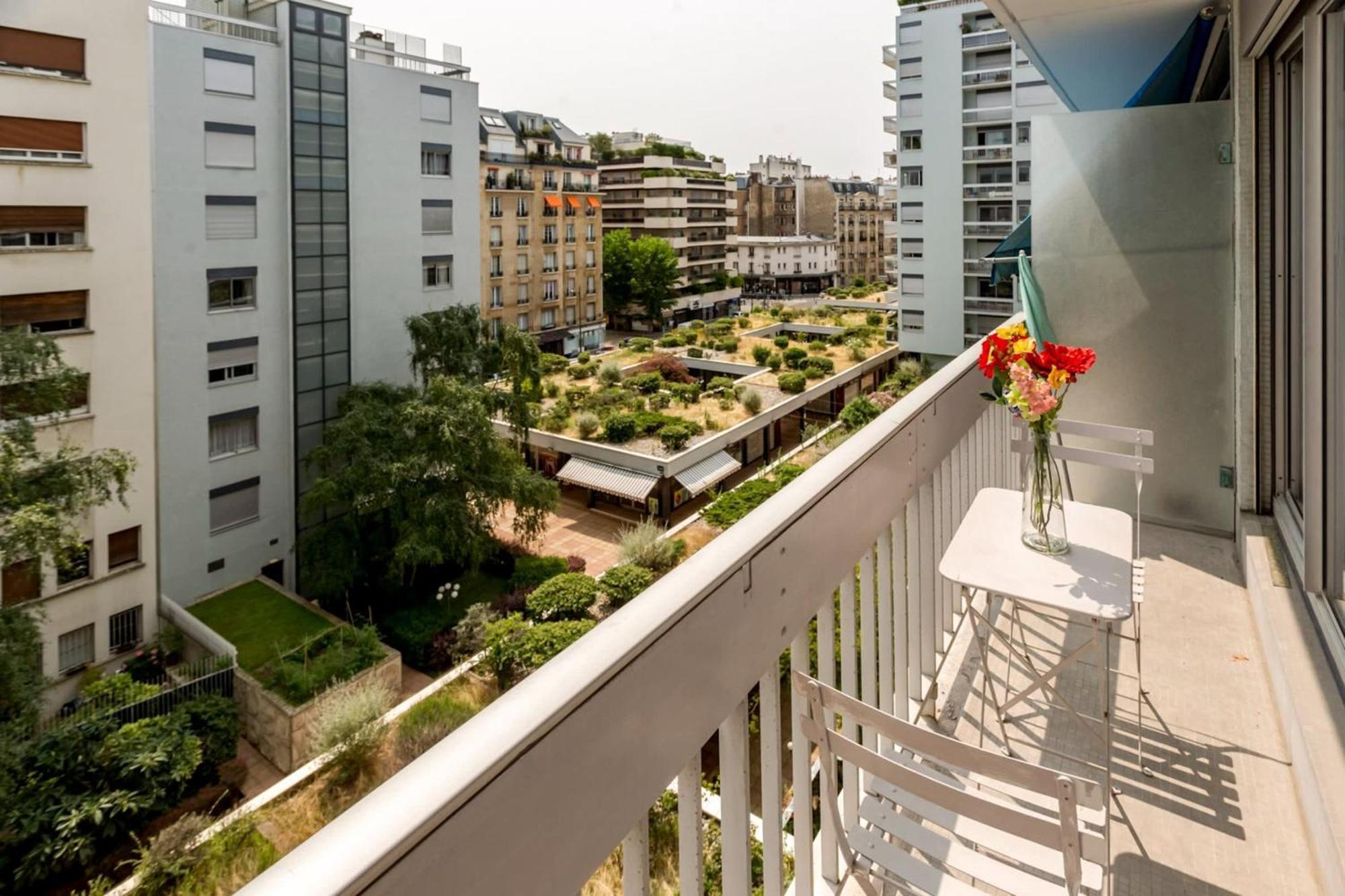 Eiffel Tower - 2br With Balcony - Cityapartmentstay Appartamento Parigi