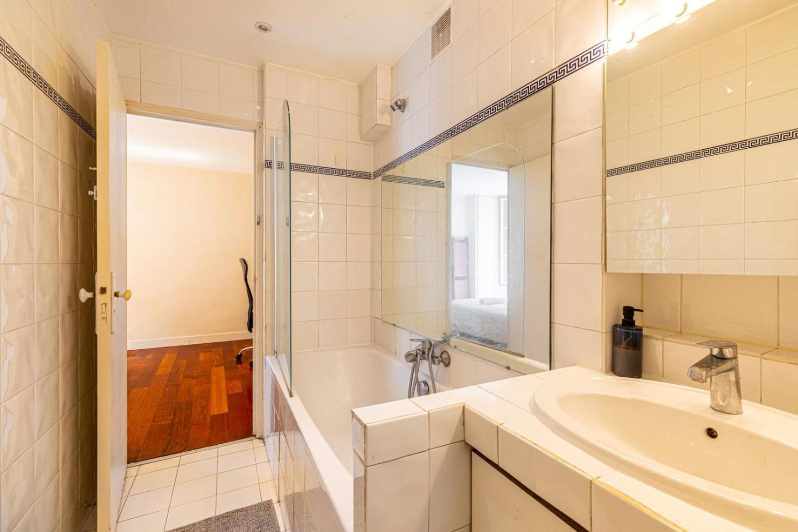 Guestready - Classic Parisian Near Bastille Apartment Paris