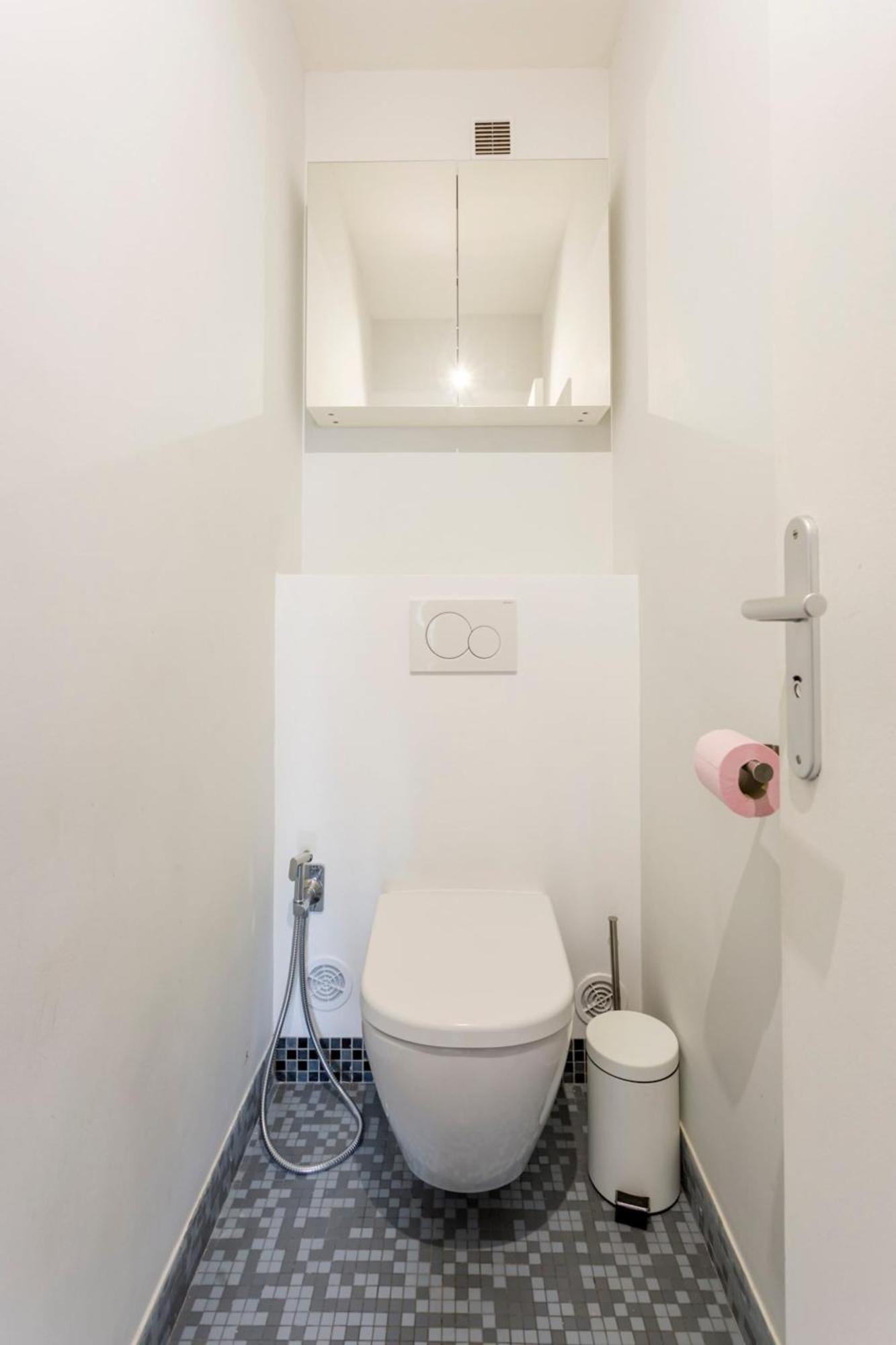 Apartment Eiffel Tower & Champs-elysees - 2br With Balcony - Cityapartmentstay