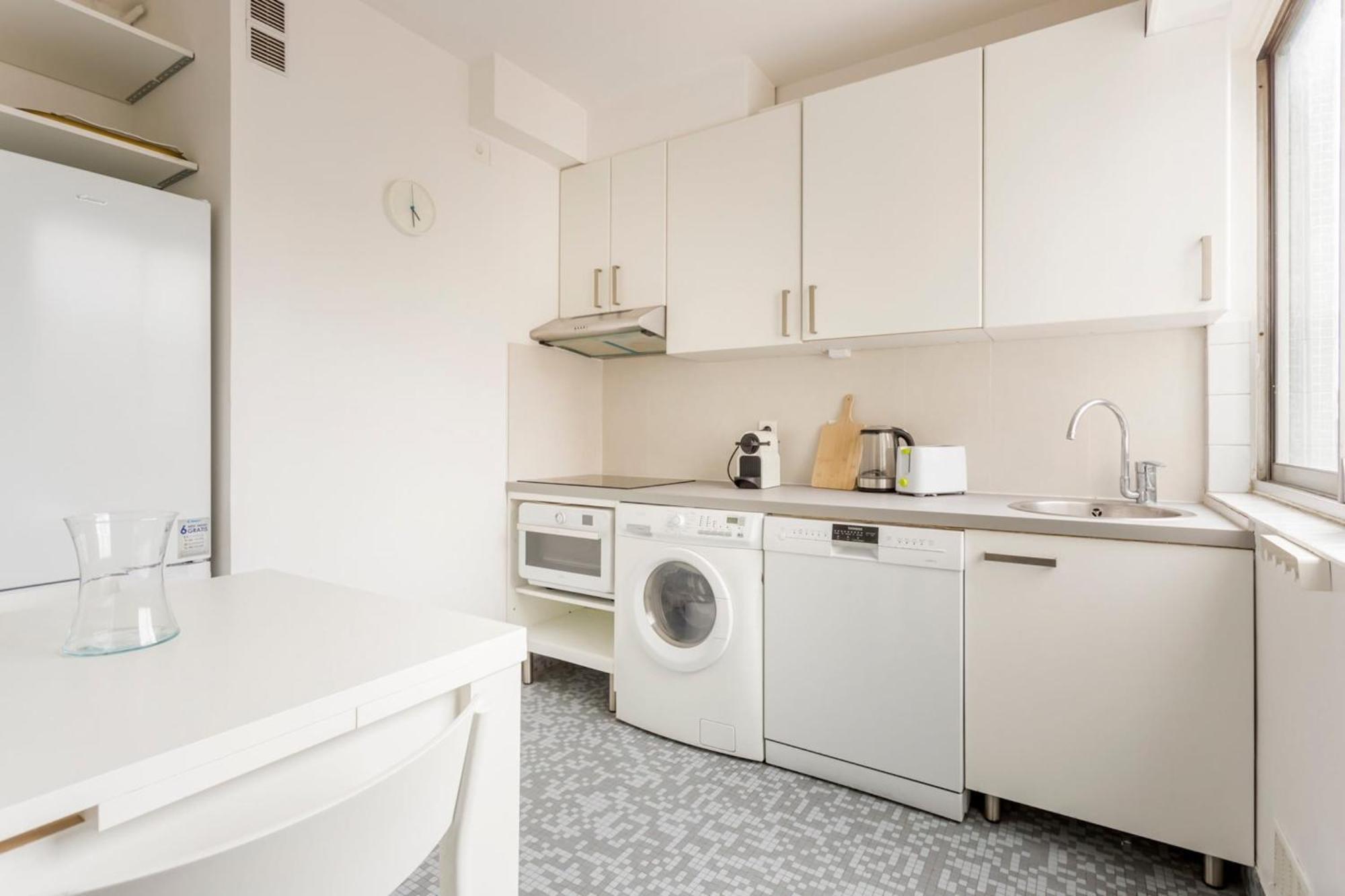 Eiffel Tower & Champs-elysees - 2br With Balcony - Cityapartmentstay *