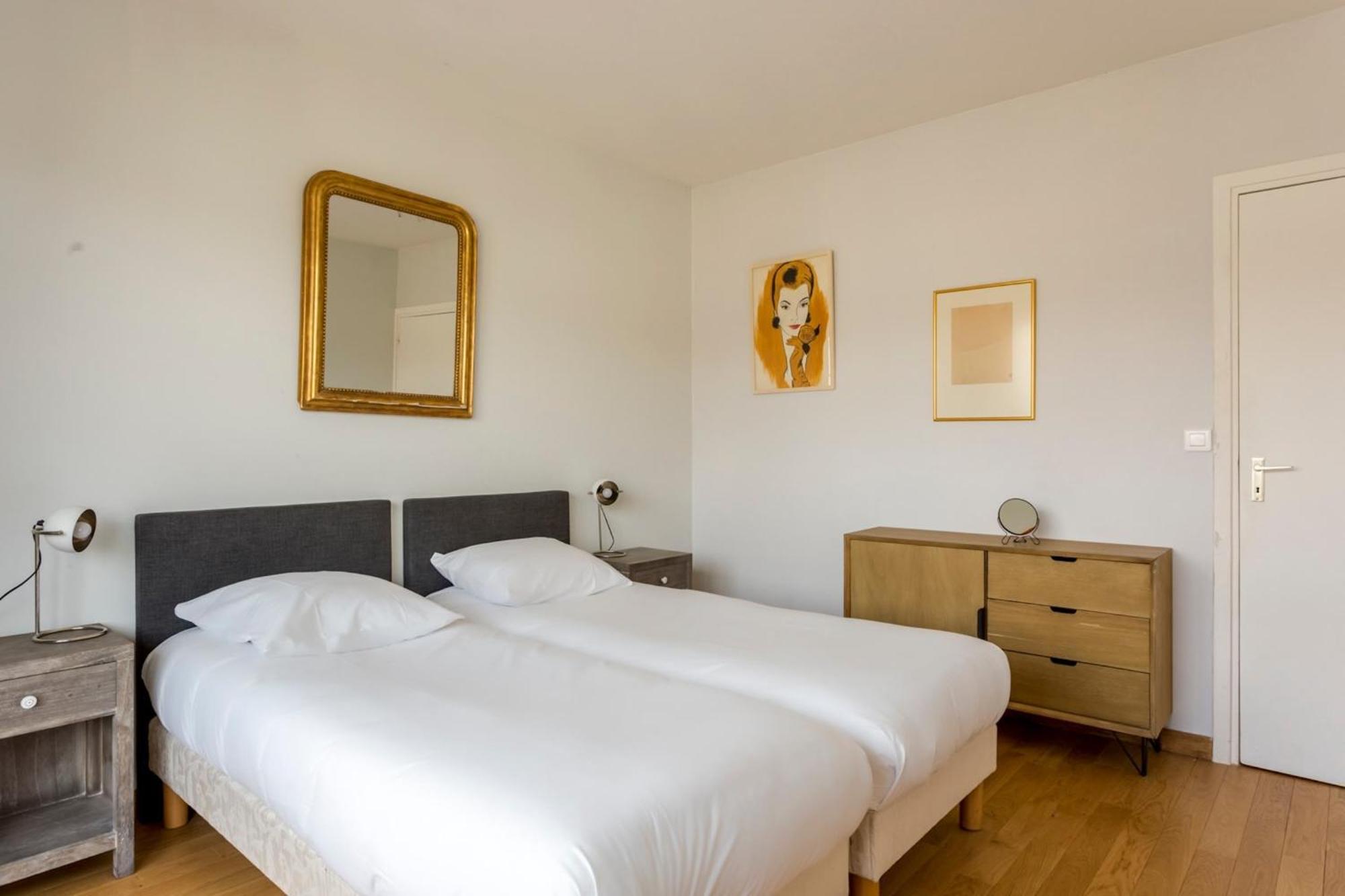 Eiffel Tower & Champs-elysees - 2br With Balcony - Cityapartmentstay Apartment *