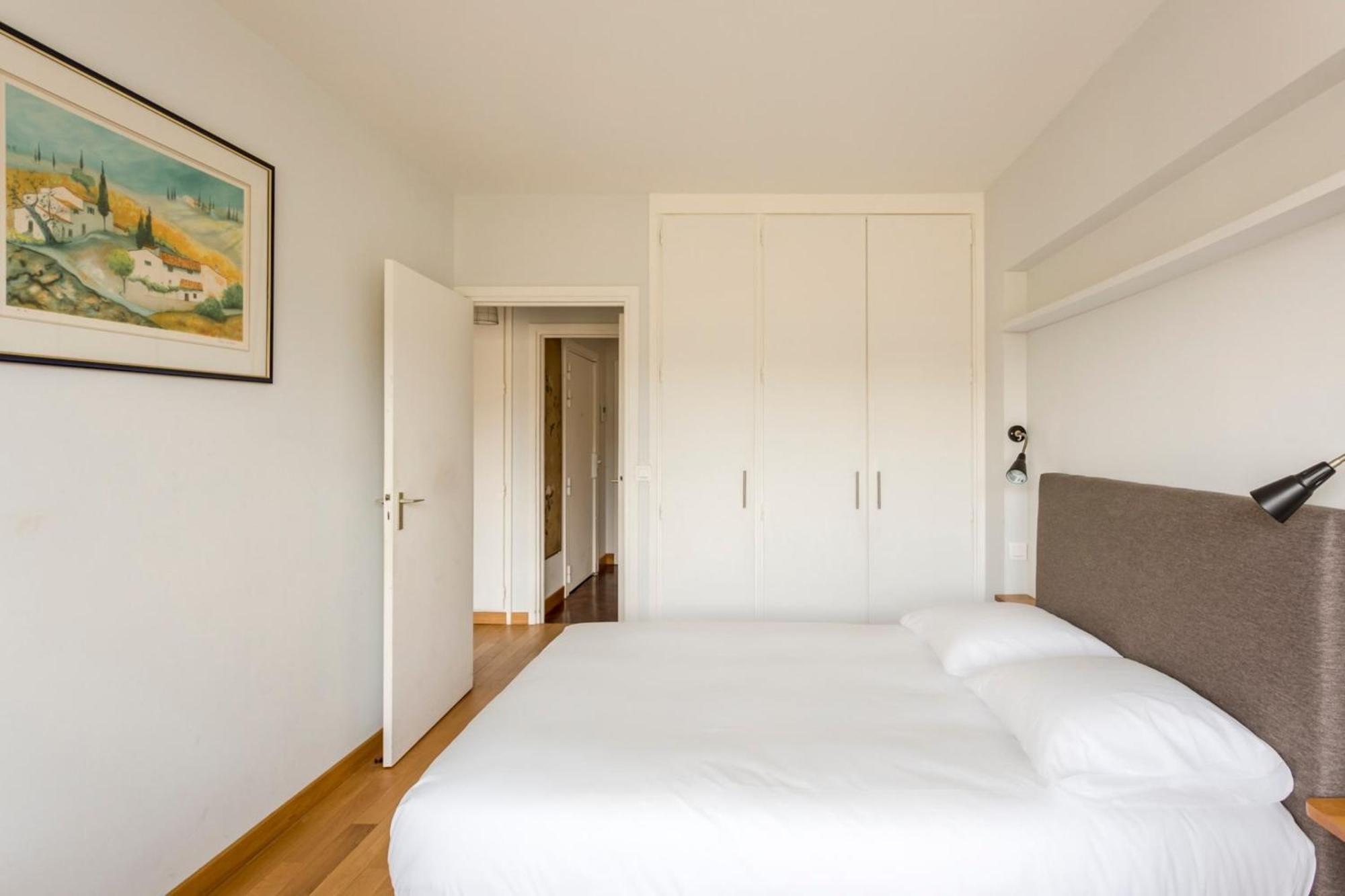 Eiffel Tower & Champs-elysees - 2br With Balcony - Cityapartmentstay Apartment