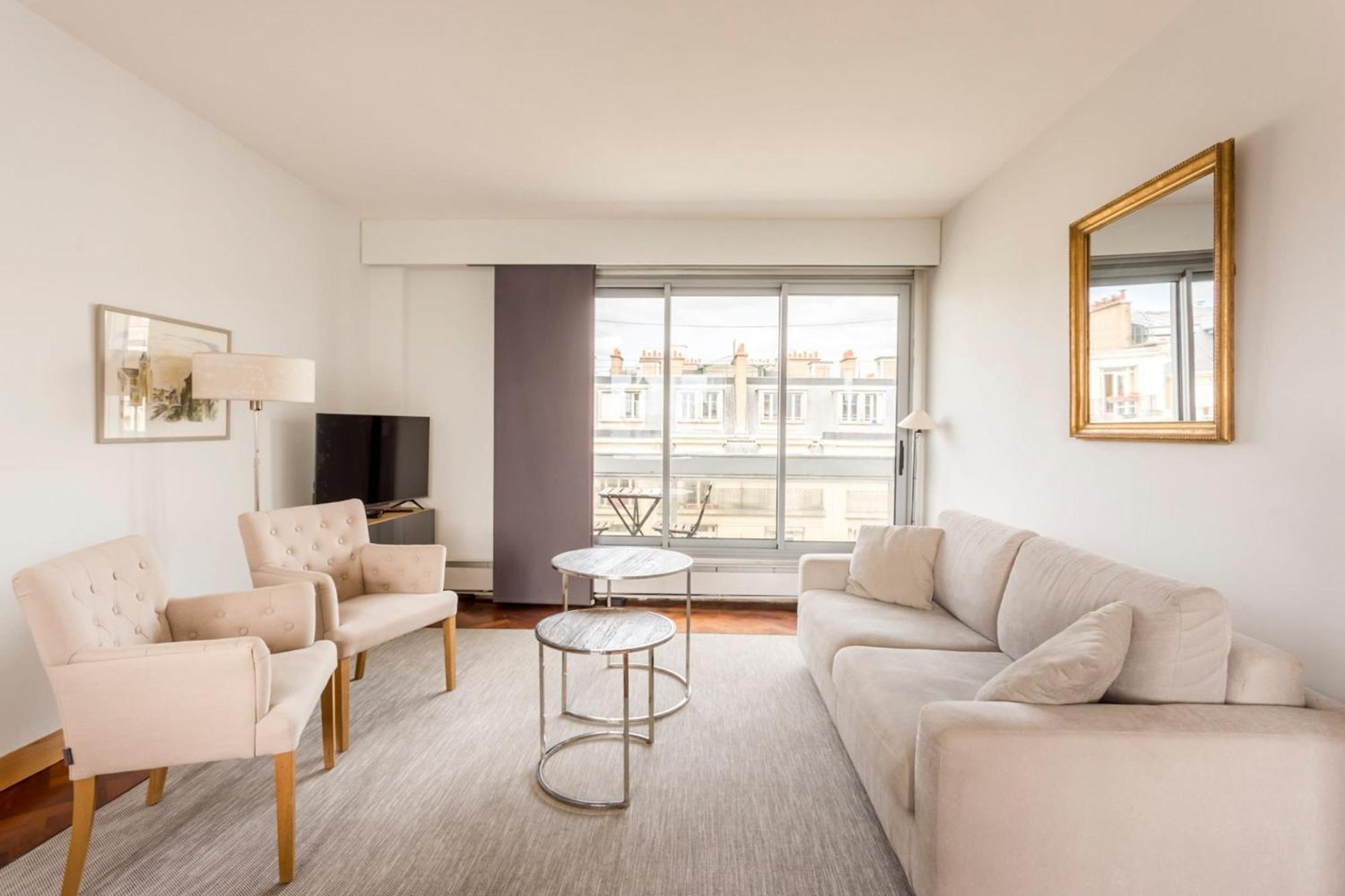 Eiffel Tower & Champs-elysees - 2br With Balcony - Cityapartmentstay *