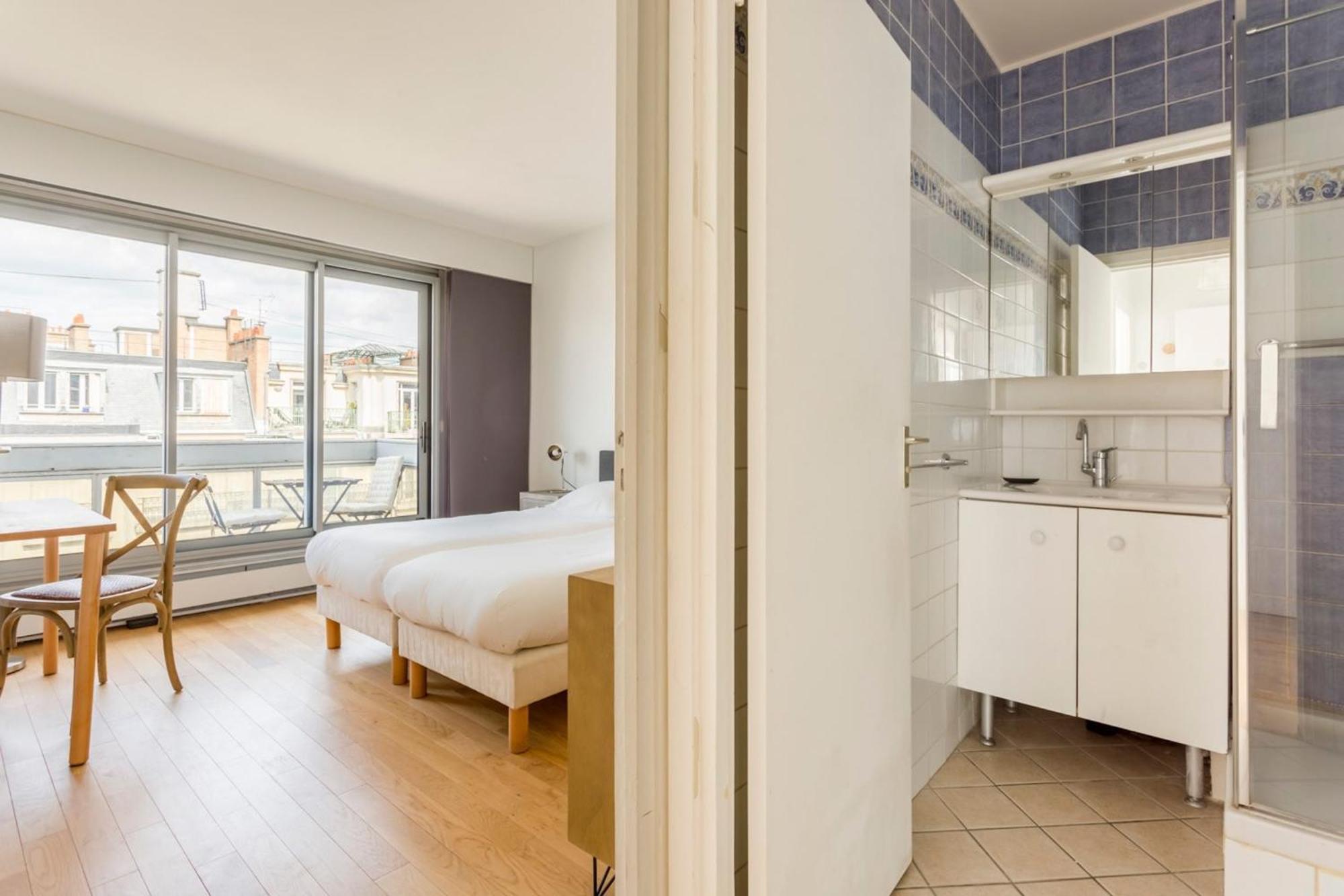 Eiffel Tower & Champs-elysees - 2br With Balcony - Cityapartmentstay * Paris