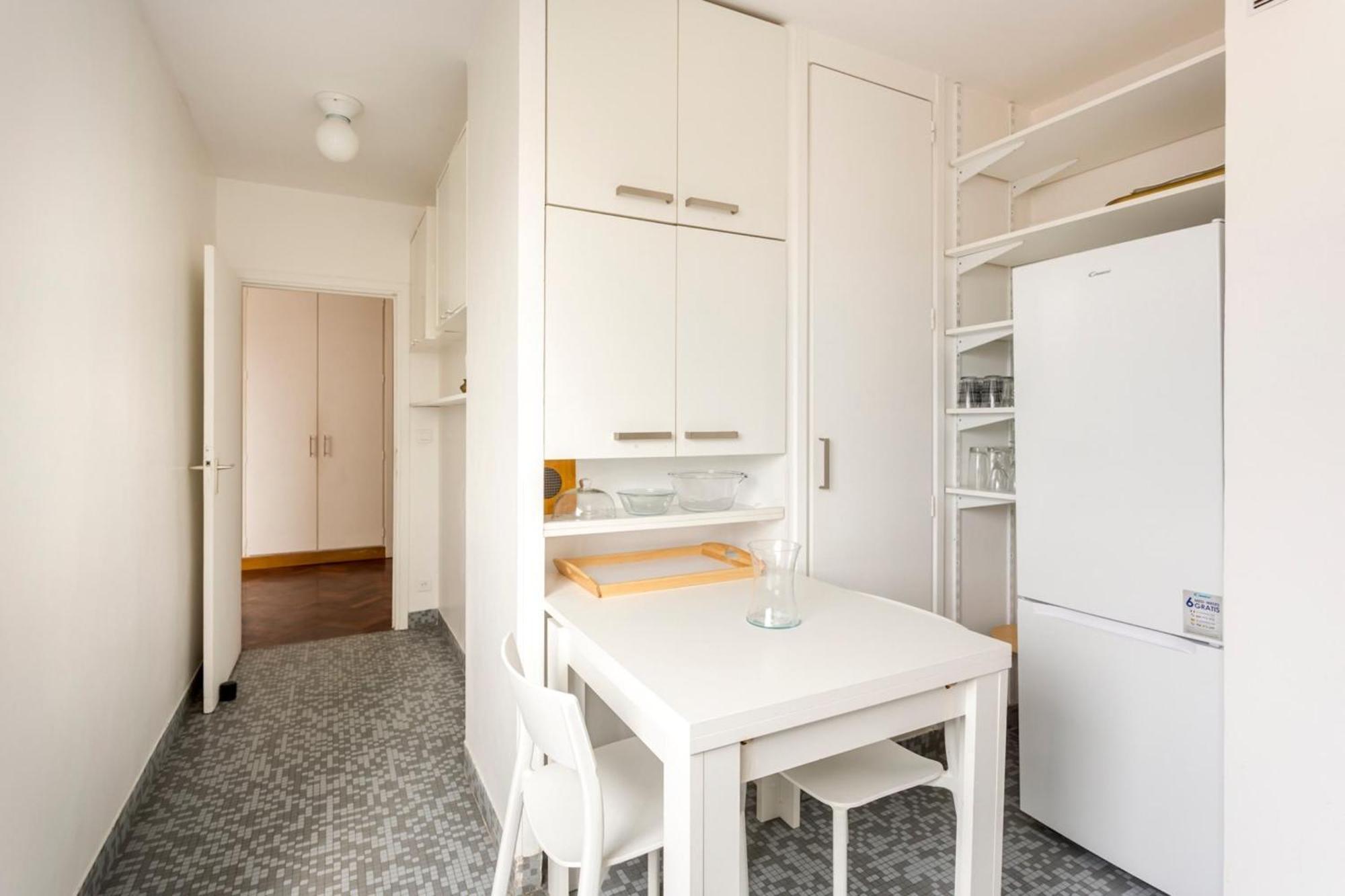 Eiffel Tower & Champs-elysees - 2br With Balcony - Cityapartmentstay