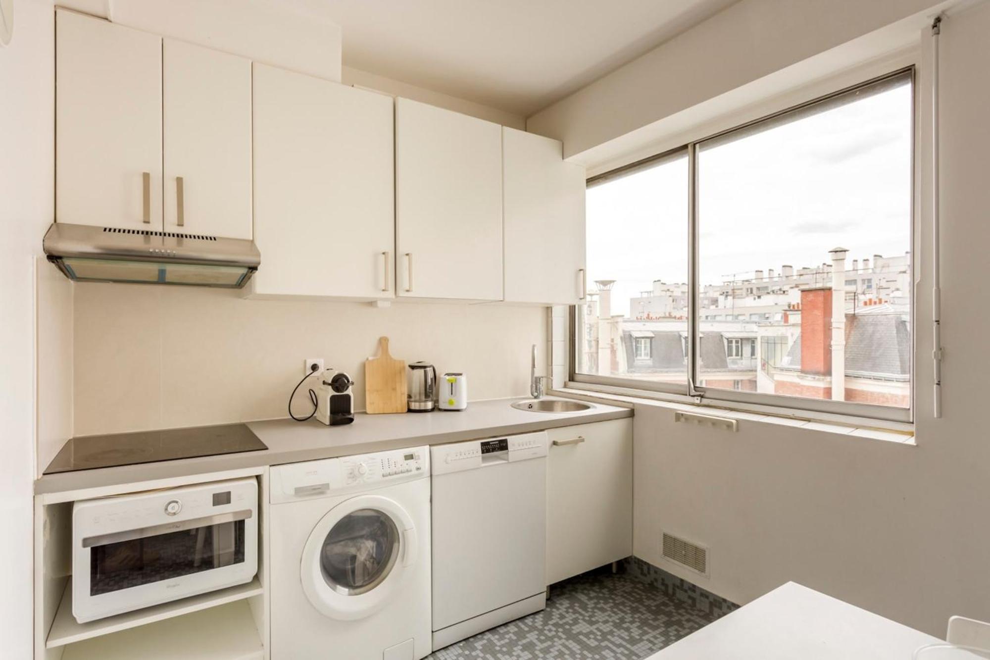 Eiffel Tower & Champs-elysees - 2br With Balcony - Cityapartmentstay *