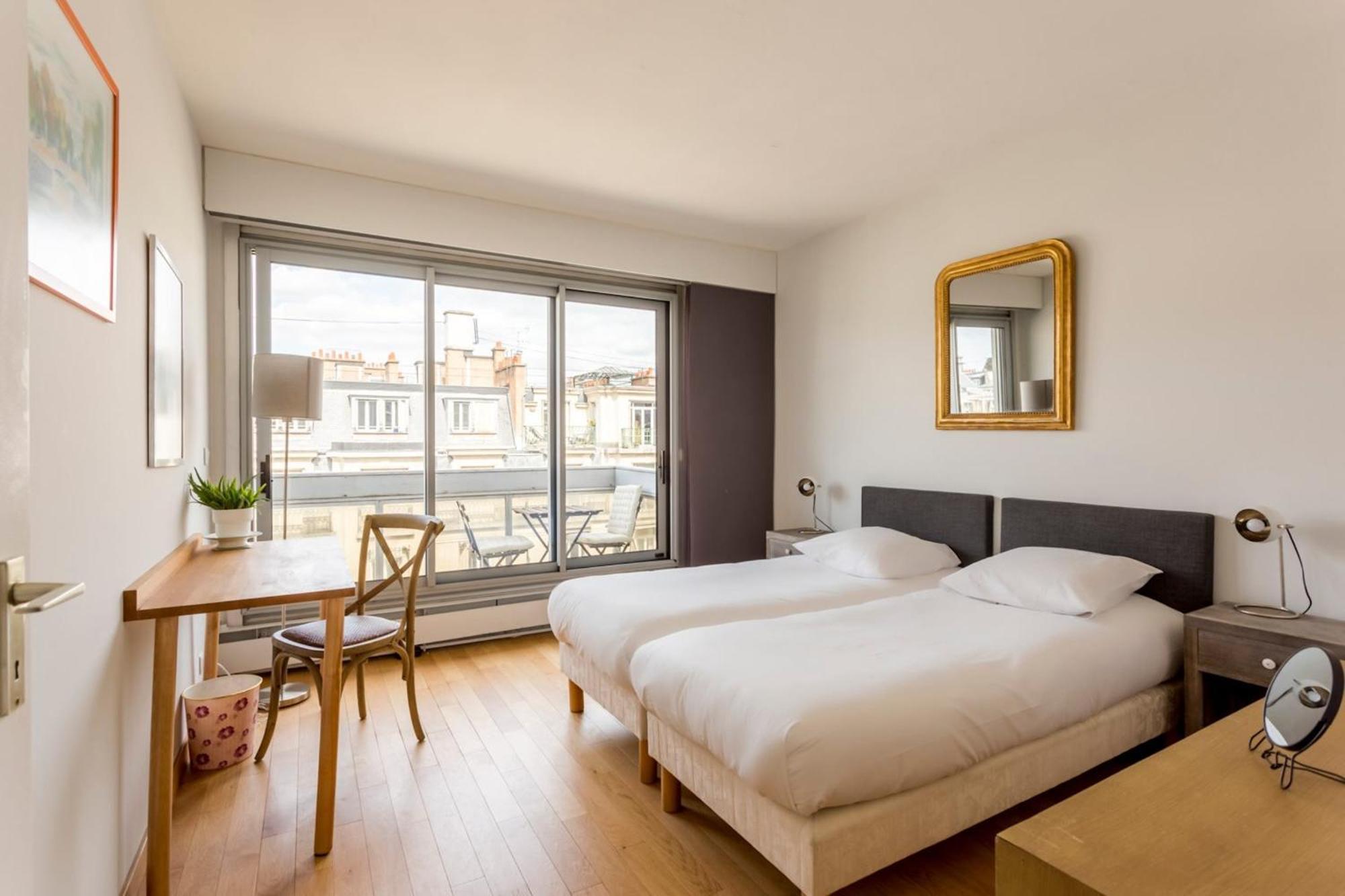 Apartment Eiffel Tower & Champs-elysees - 2br With Balcony - Cityapartmentstay Paris