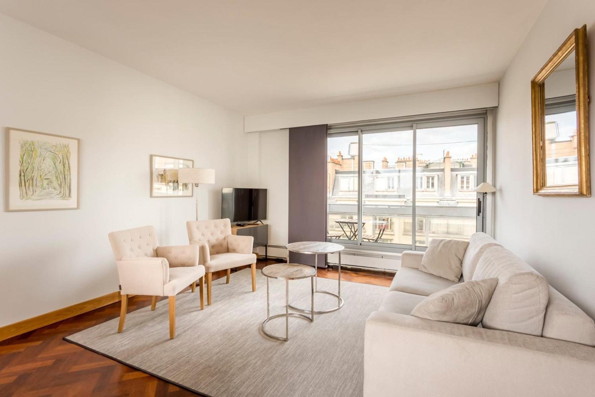 Eiffel Tower & Champs-elysees - 2br With Balcony - Cityapartmentstay Apartment