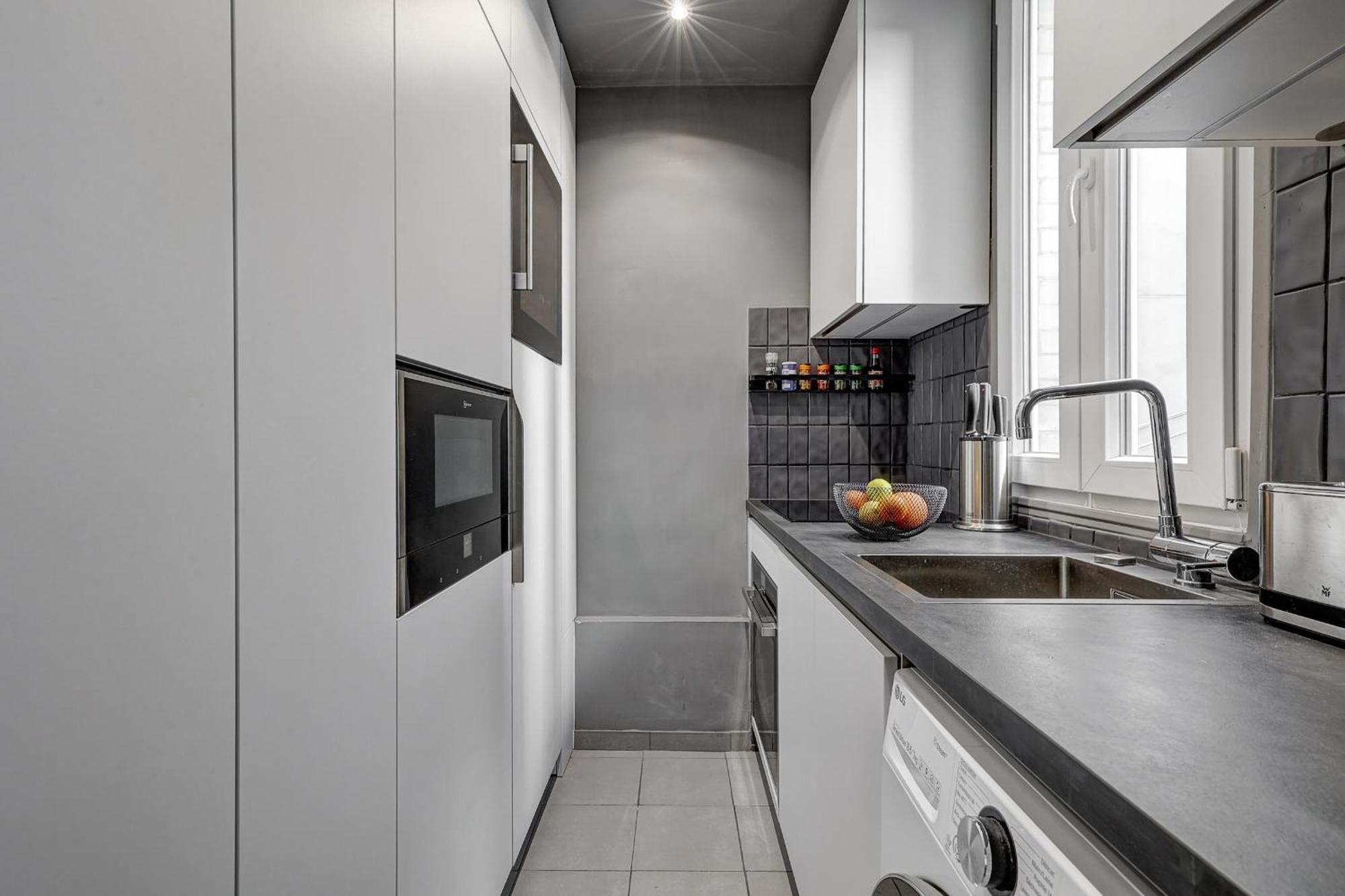 Latin Quarter & Pantheon With Balcony - Cityapartmentstay Apartment