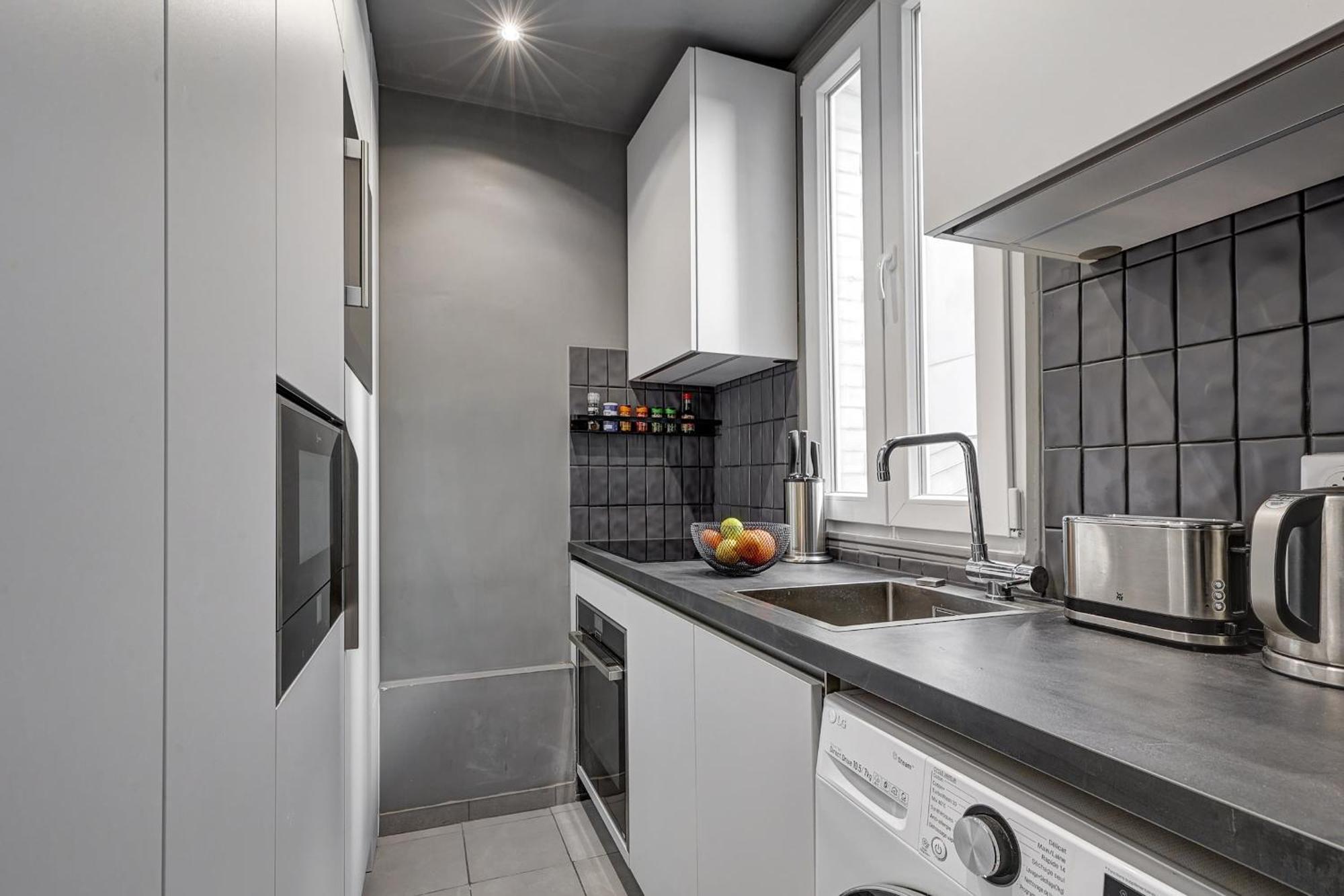 Latin Quarter & Pantheon With Balcony - Cityapartmentstay Apartment