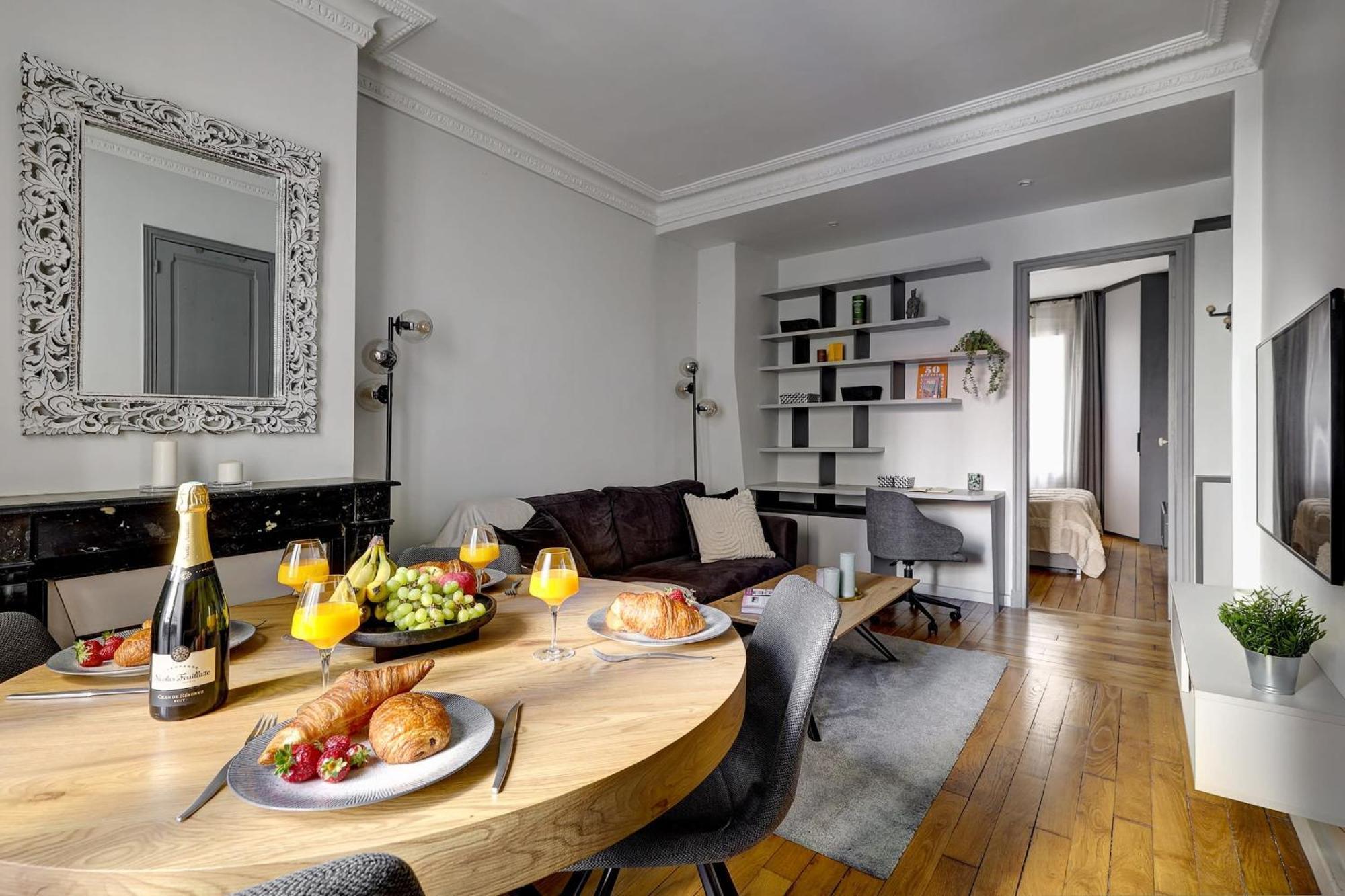Latin Quarter & Pantheon With Balcony - Cityapartmentstay Apartment *