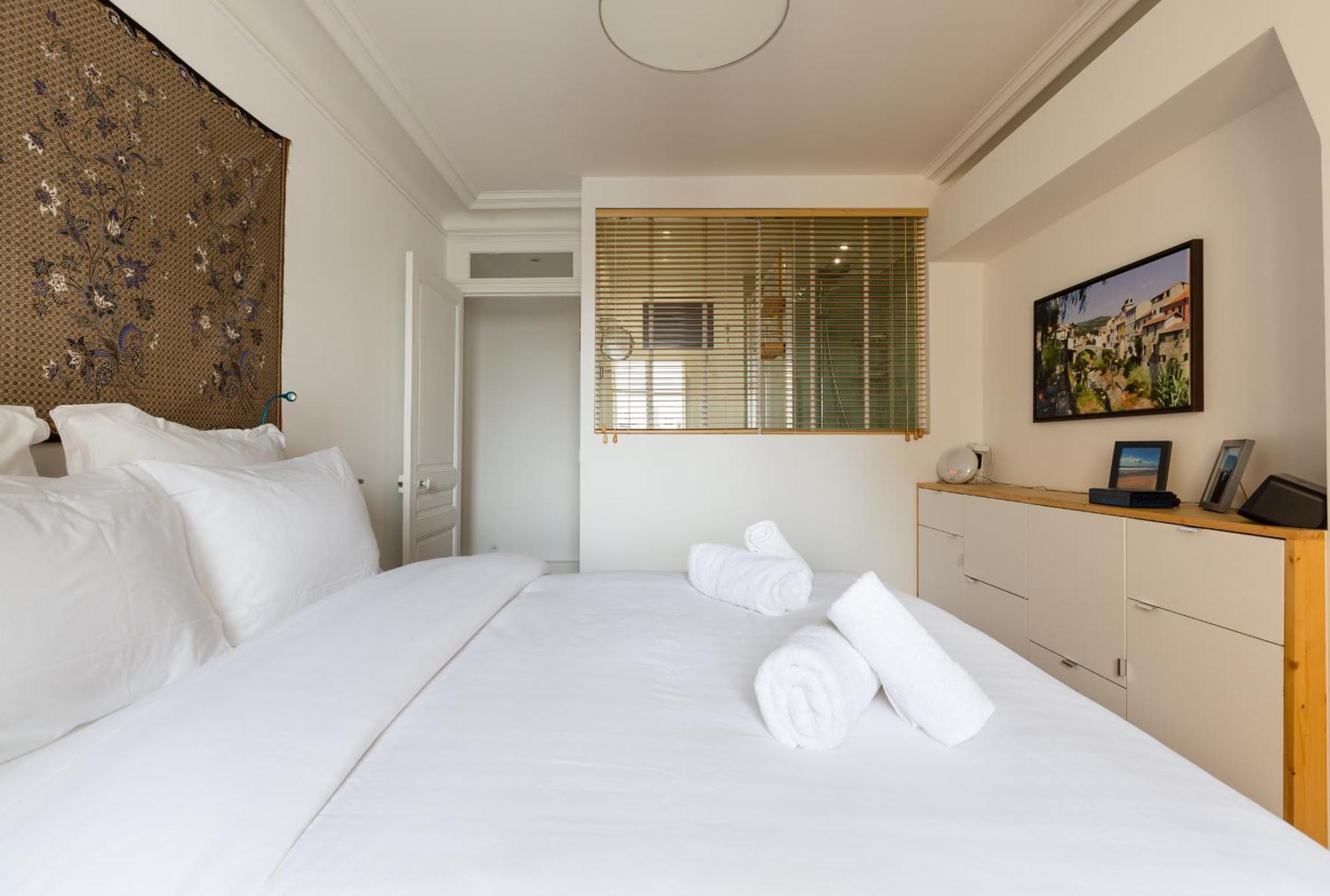 Veeve - A La Mode In Batignolles