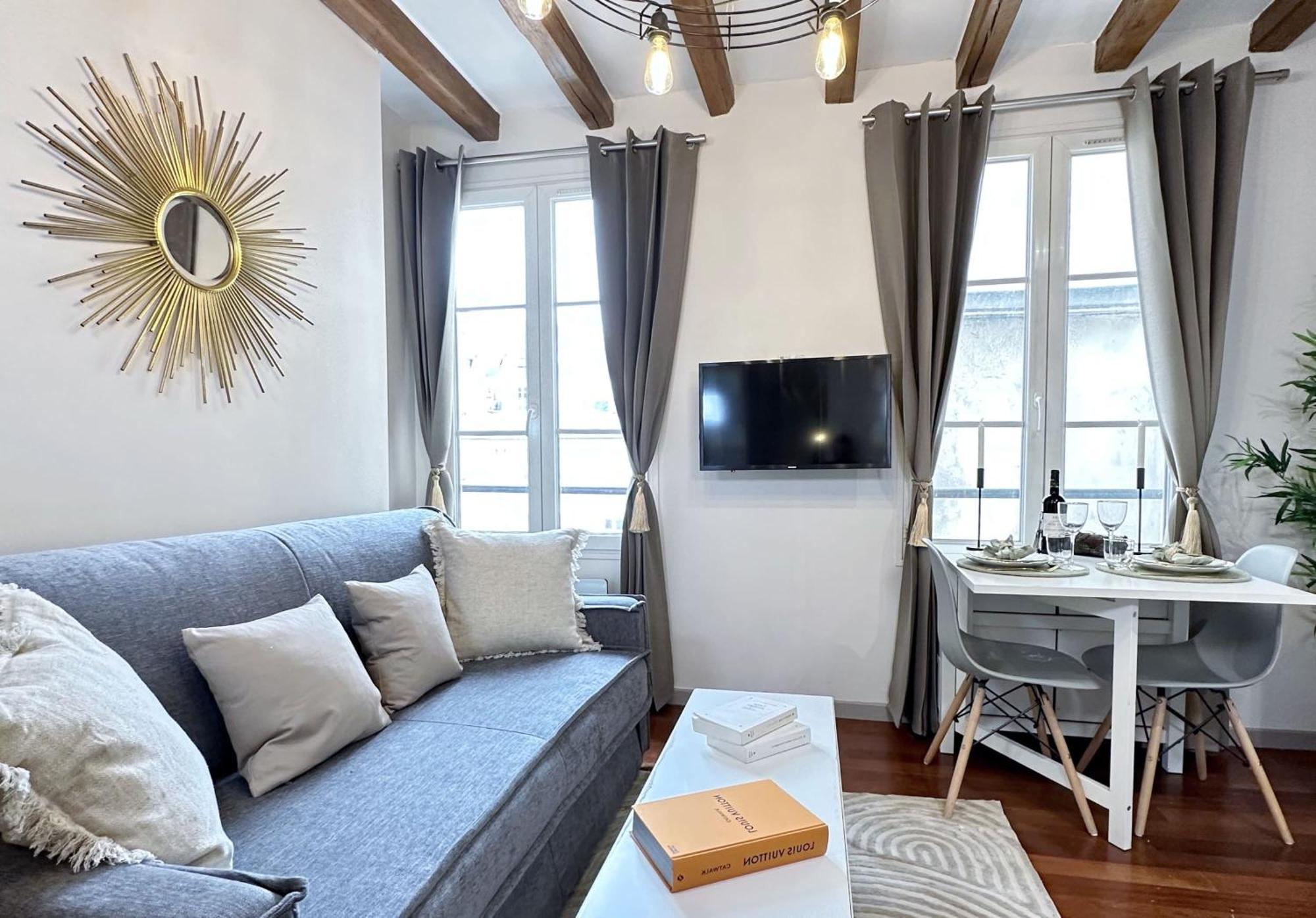 1579 - Eiffel Tower Gem, Stylish & Unique Apartment