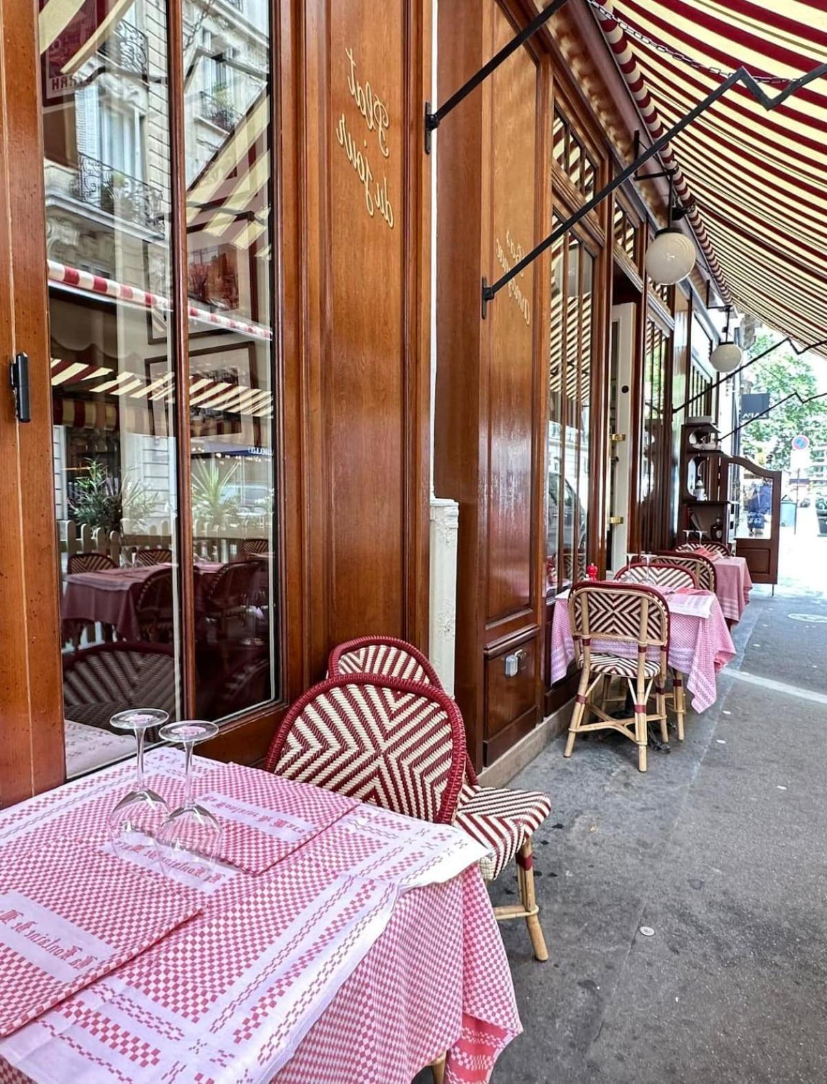 1579 - Eiffel Tower Gem, Stylish & Unique Apartment *