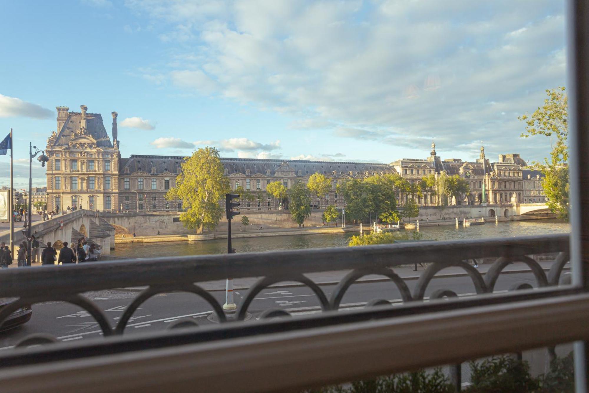 Vue Louvre Et Seine Apartment Paris