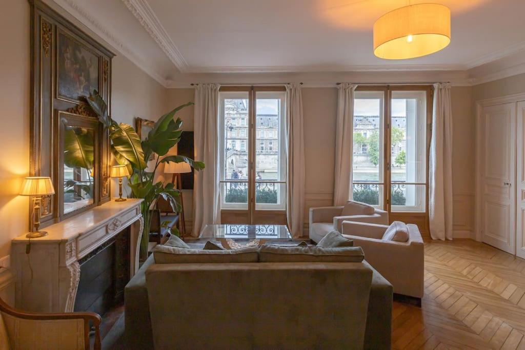 Apartment Vue Louvre Et Seine Paris