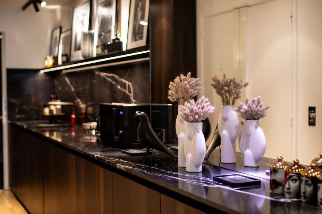 De Luxe Avenue Montaigne Parigi
