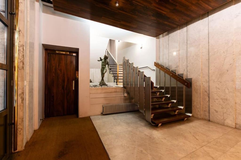 De Luxe Avenue Montaigne Parigi