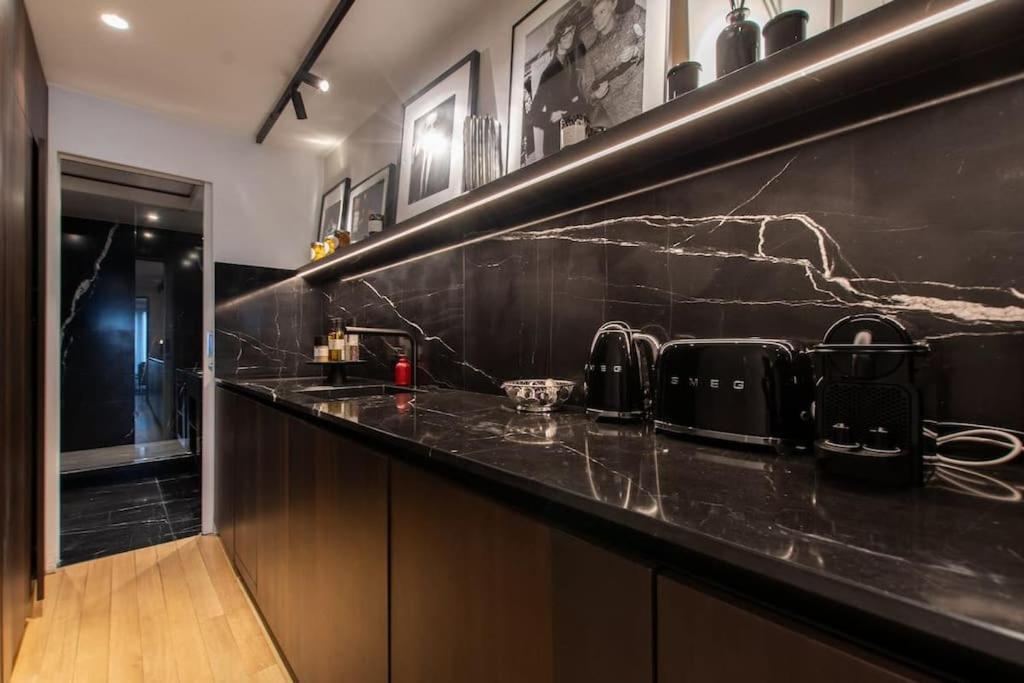 De Luxe Avenue Montaigne * Parigi