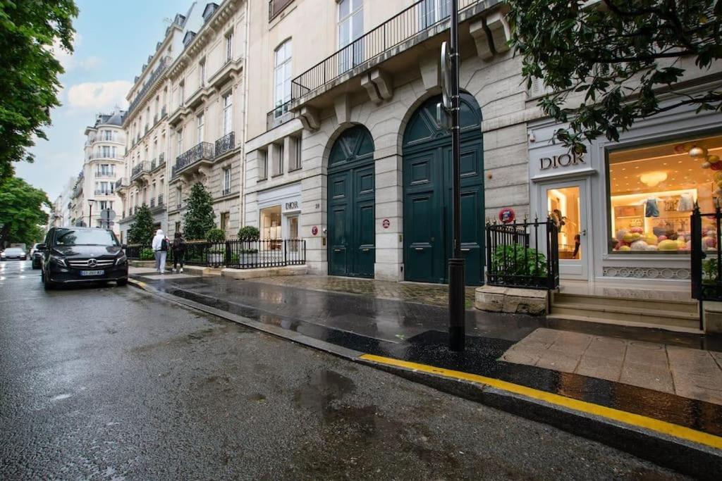 De Luxe Avenue Montaigne