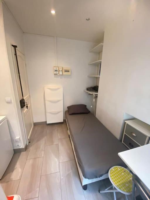 Small Near Eiffel Tower Apartment *