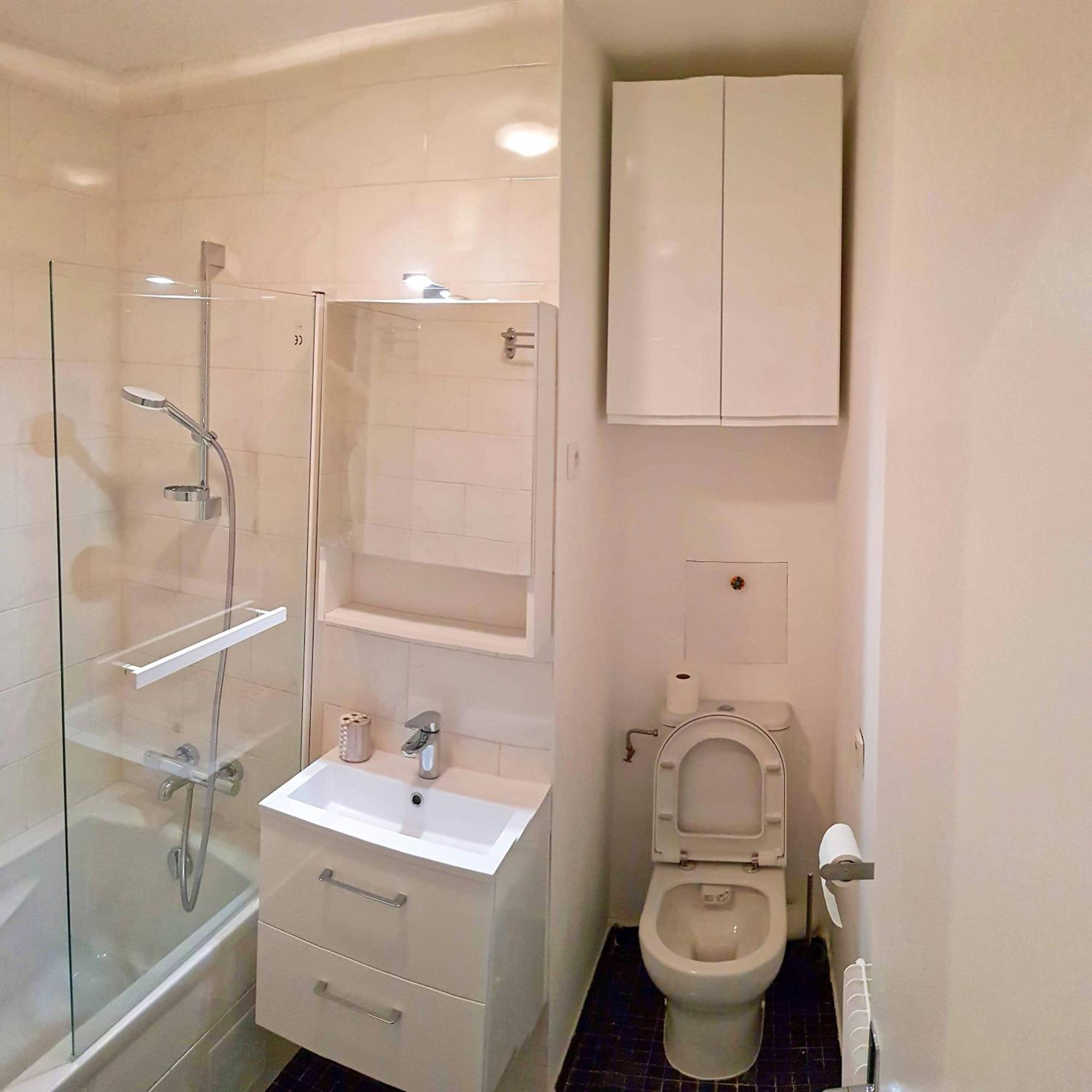 Chic Parisian Retreat Bright Spacious And Secure Parking