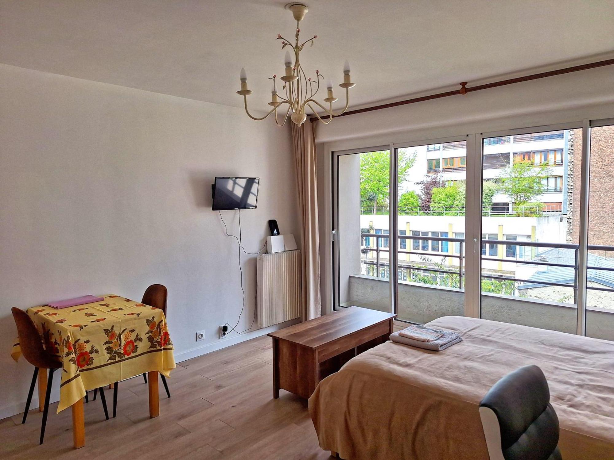 Apartment Chic Parisian Retreat Bright Spacious And Secure Parking