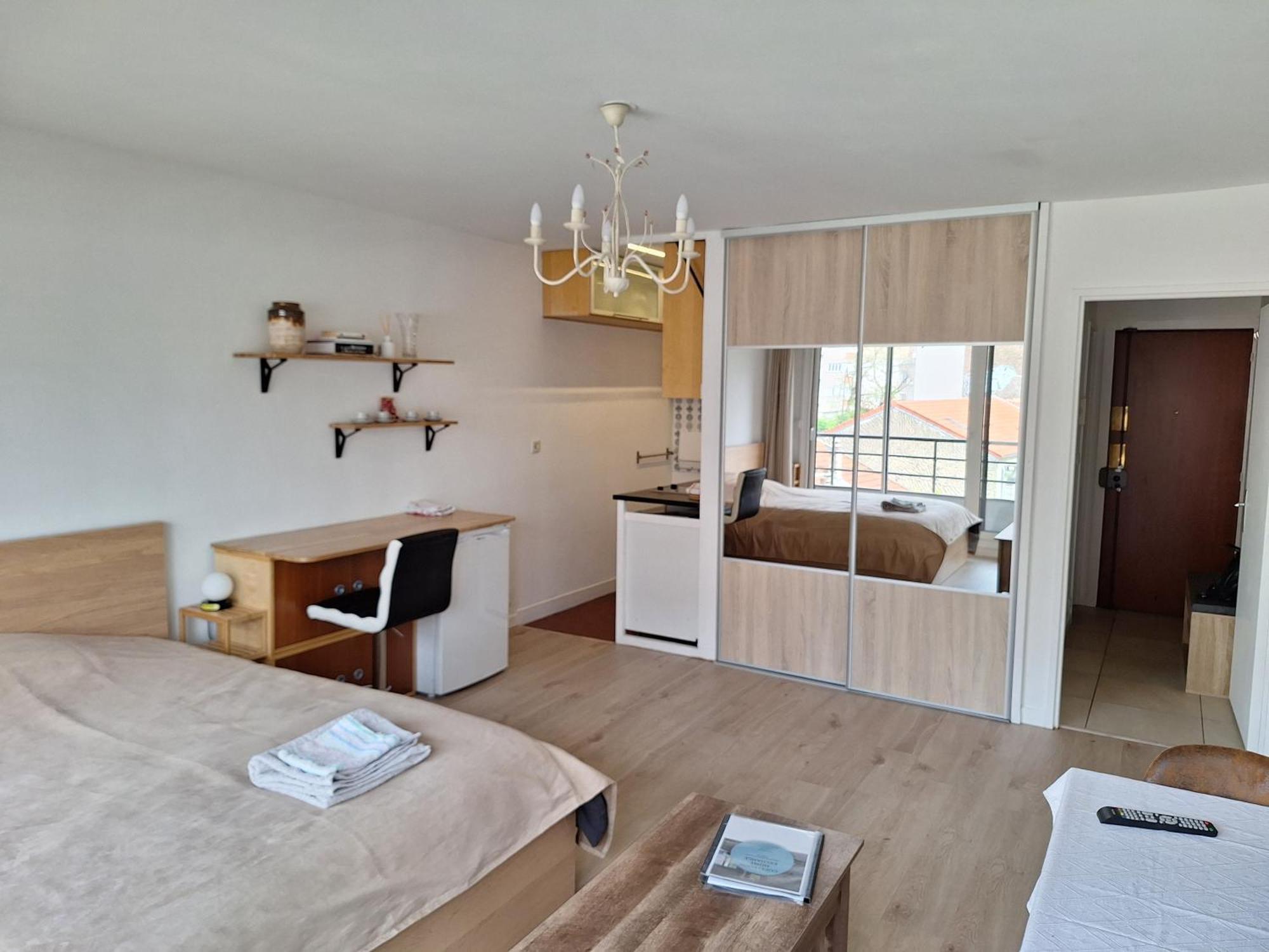 Apartment Chic Parisian Retreat Bright Spacious And Secure Parking *