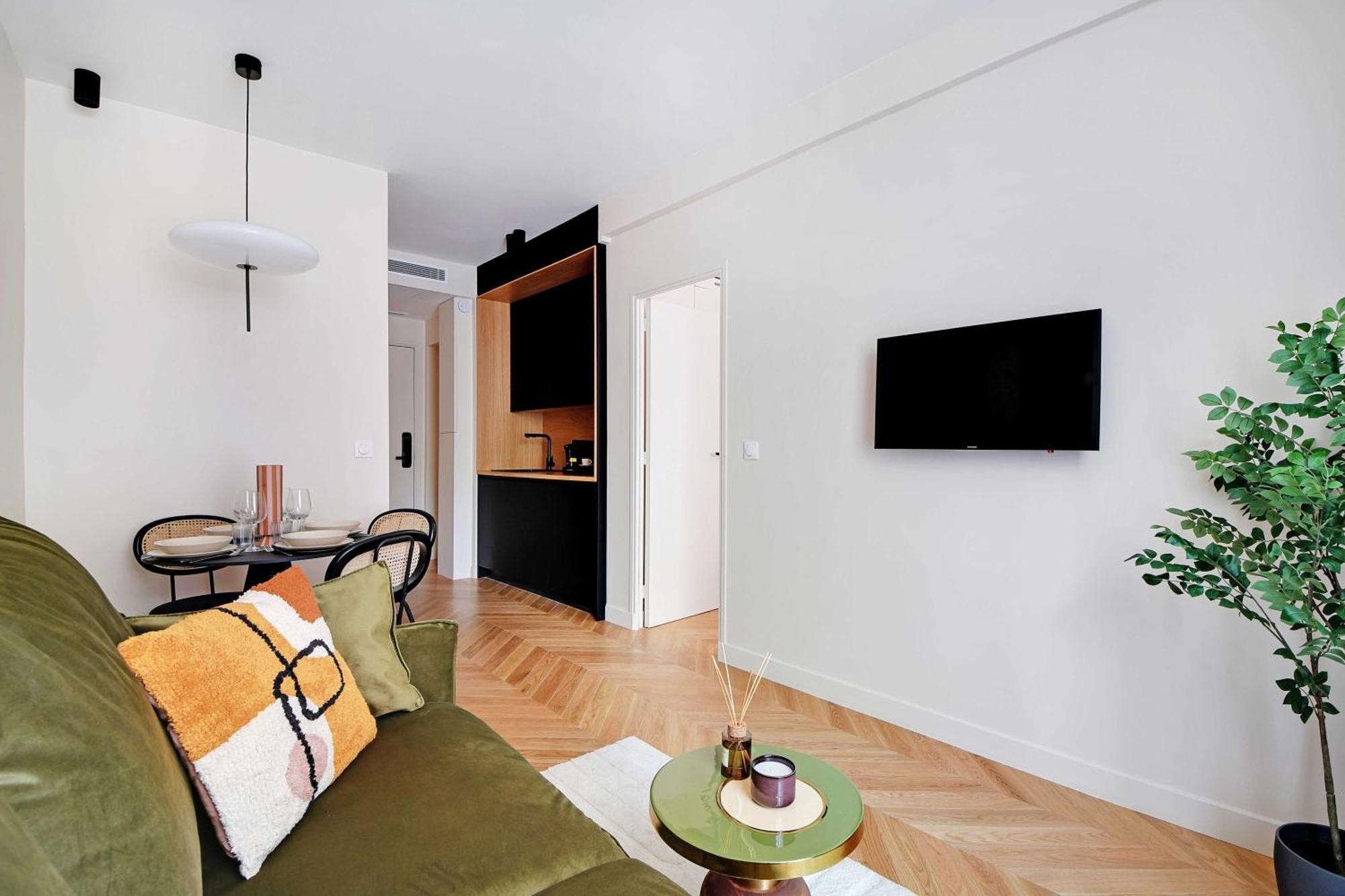 Parisian With Air Conditioning Eiffel Tower Apartment *