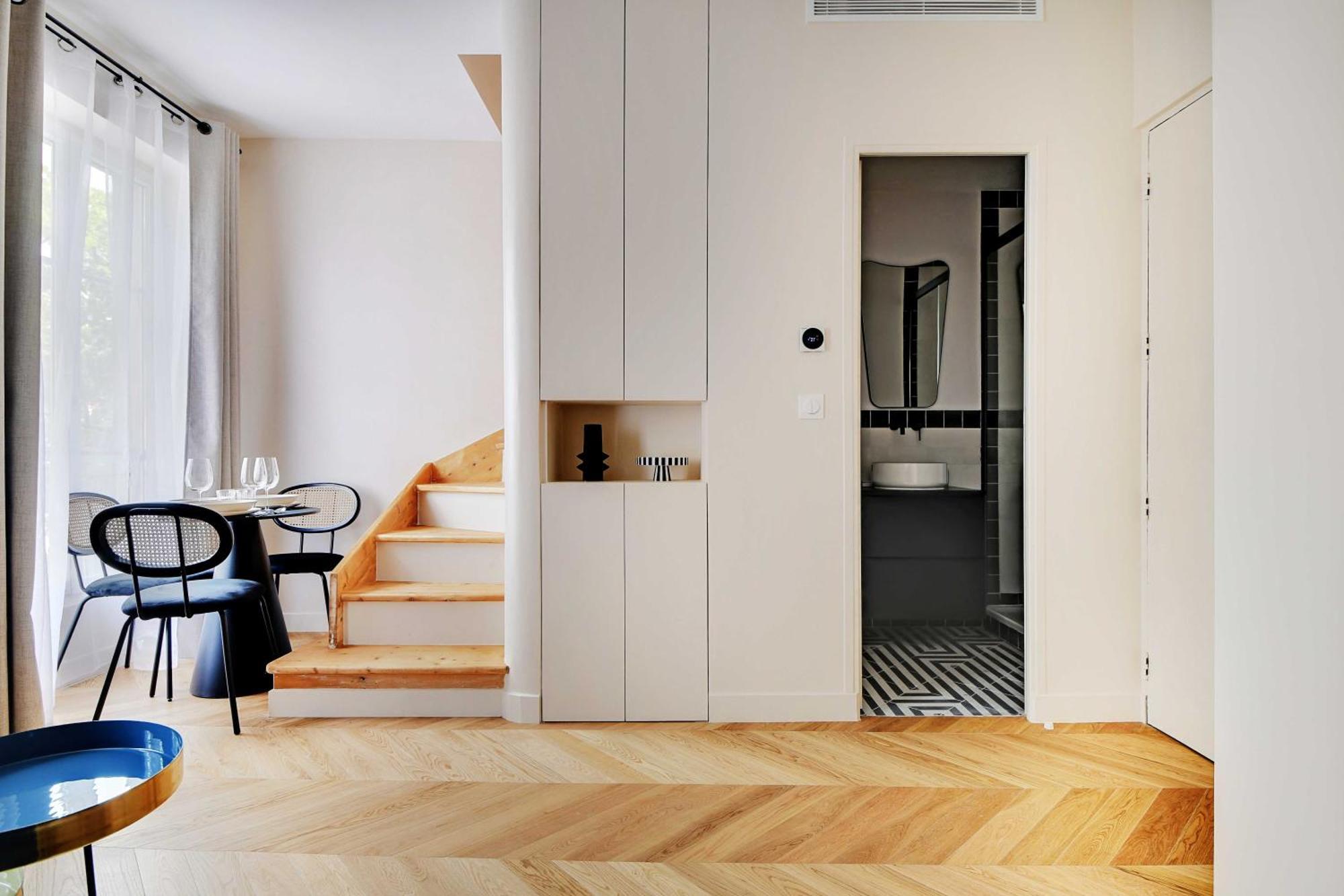 Parisian With Air Conditioning Eiffel Tower Apartment